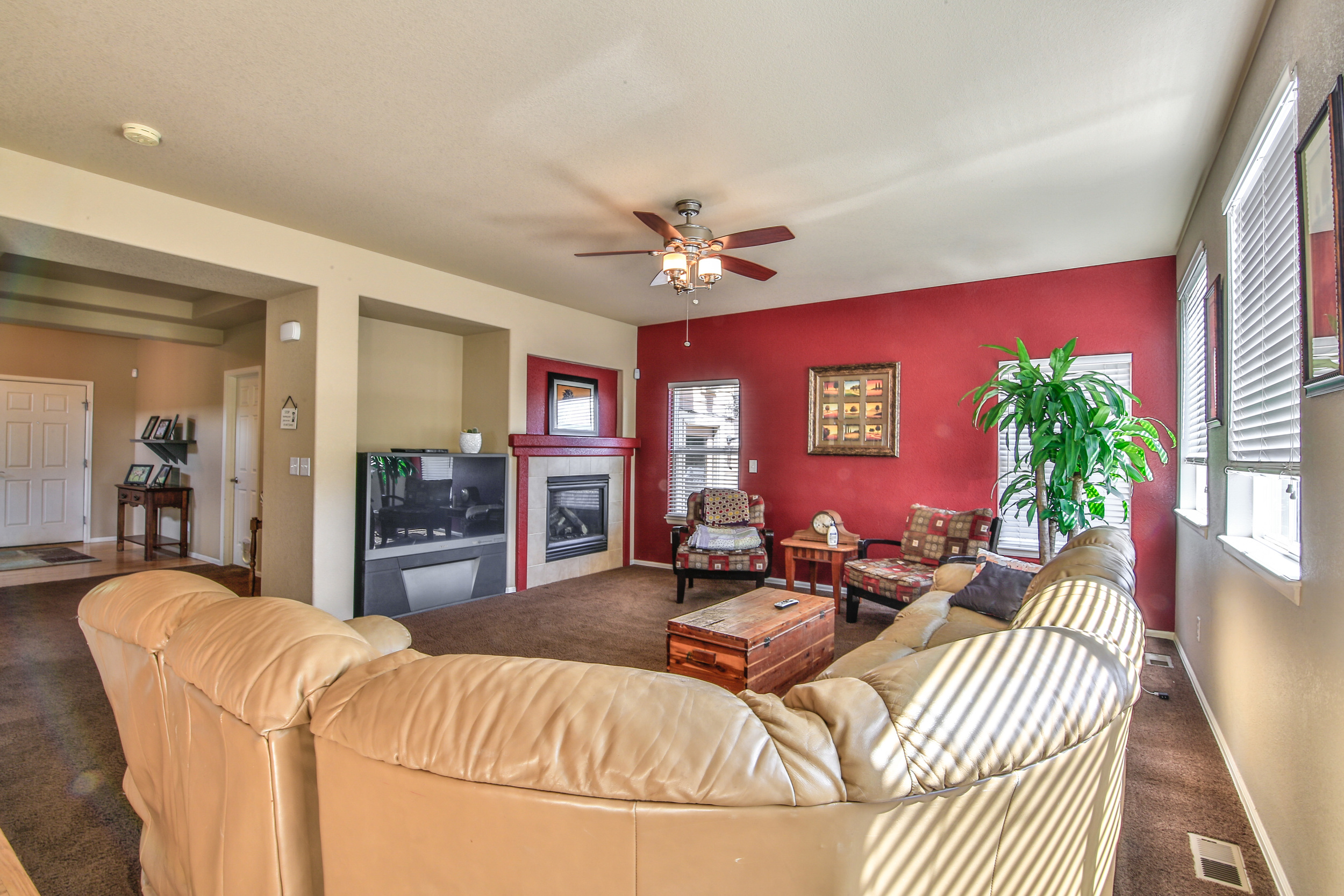 11015 Lima st - Livingroom-2.jpg