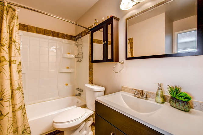 2121 Coronado Pkwy N Unit D-small-011-12-Master Bathroom-666x444-72dpi.jpg