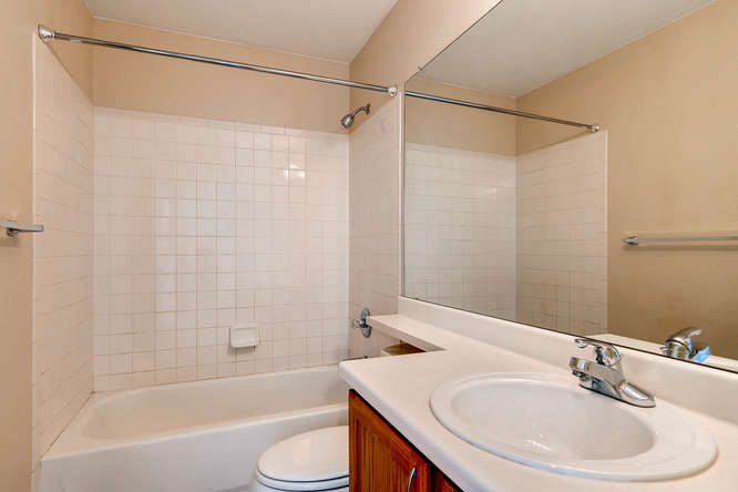 10094 Astorbrook Lane-small-020-9-2nd Floor Bathroom-666x445-72dpi.jpg