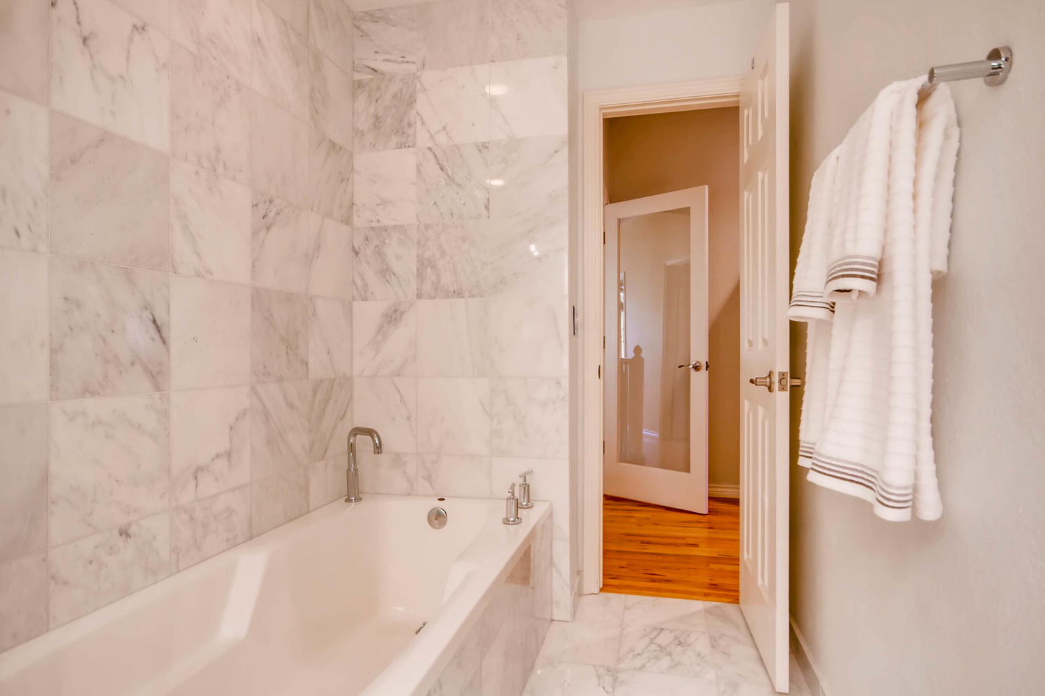 20 S Monroe St Denver CO 80209-large-028-58-2nd Floor Master Bathroom-1500x1000-72dpi.jpg