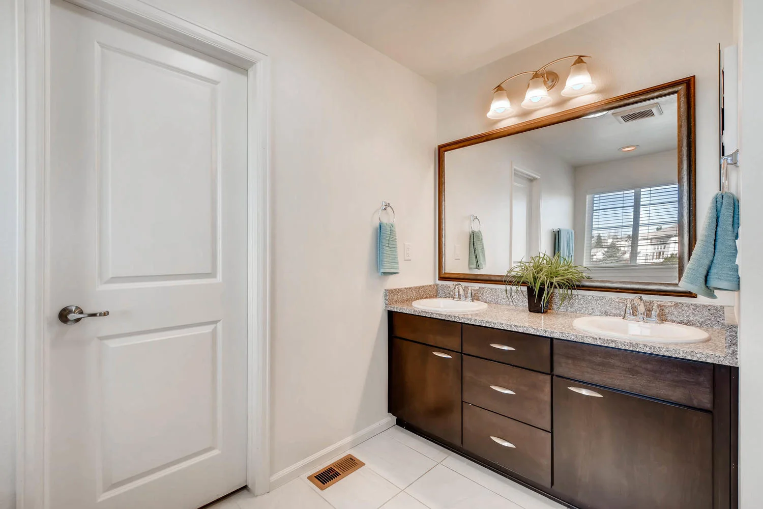 5401 S Granby Way Aurora CO-large-017-17-2nd Floor Master Bathroom-1500x1000-72dpi.jpg