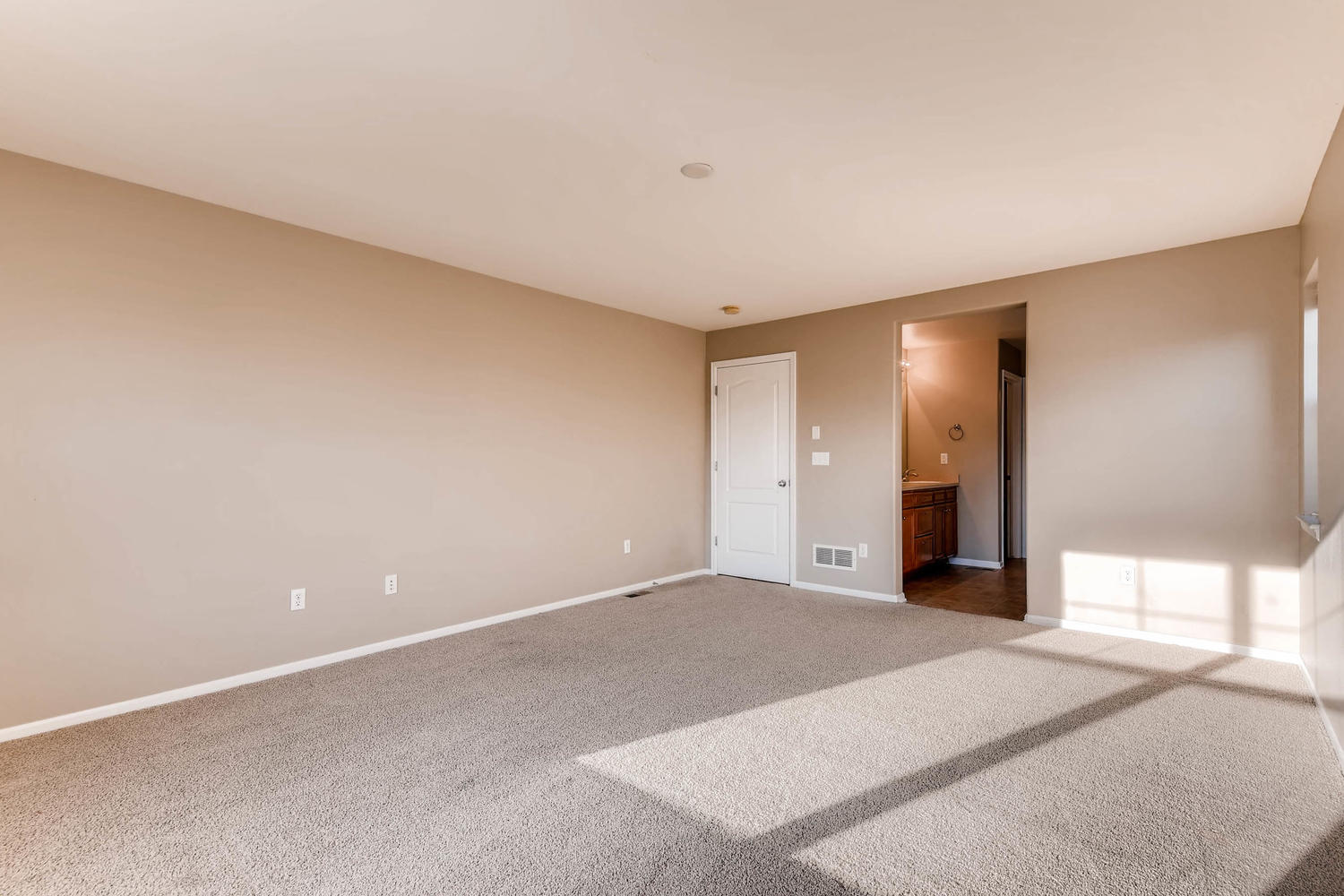 10186 Pitkin Way Commerce City-large-017-6-2nd Floor Master Bedroom-1500x1000-72dpi.jpg