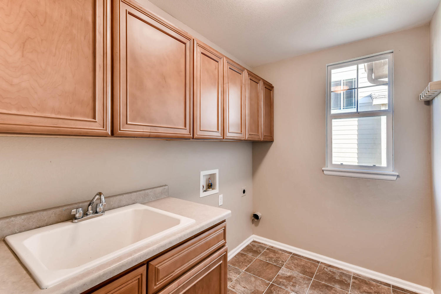 10186 Pitkin Way Commerce City-large-024-14-Laundry Room-1500x1000-72dpi.jpg