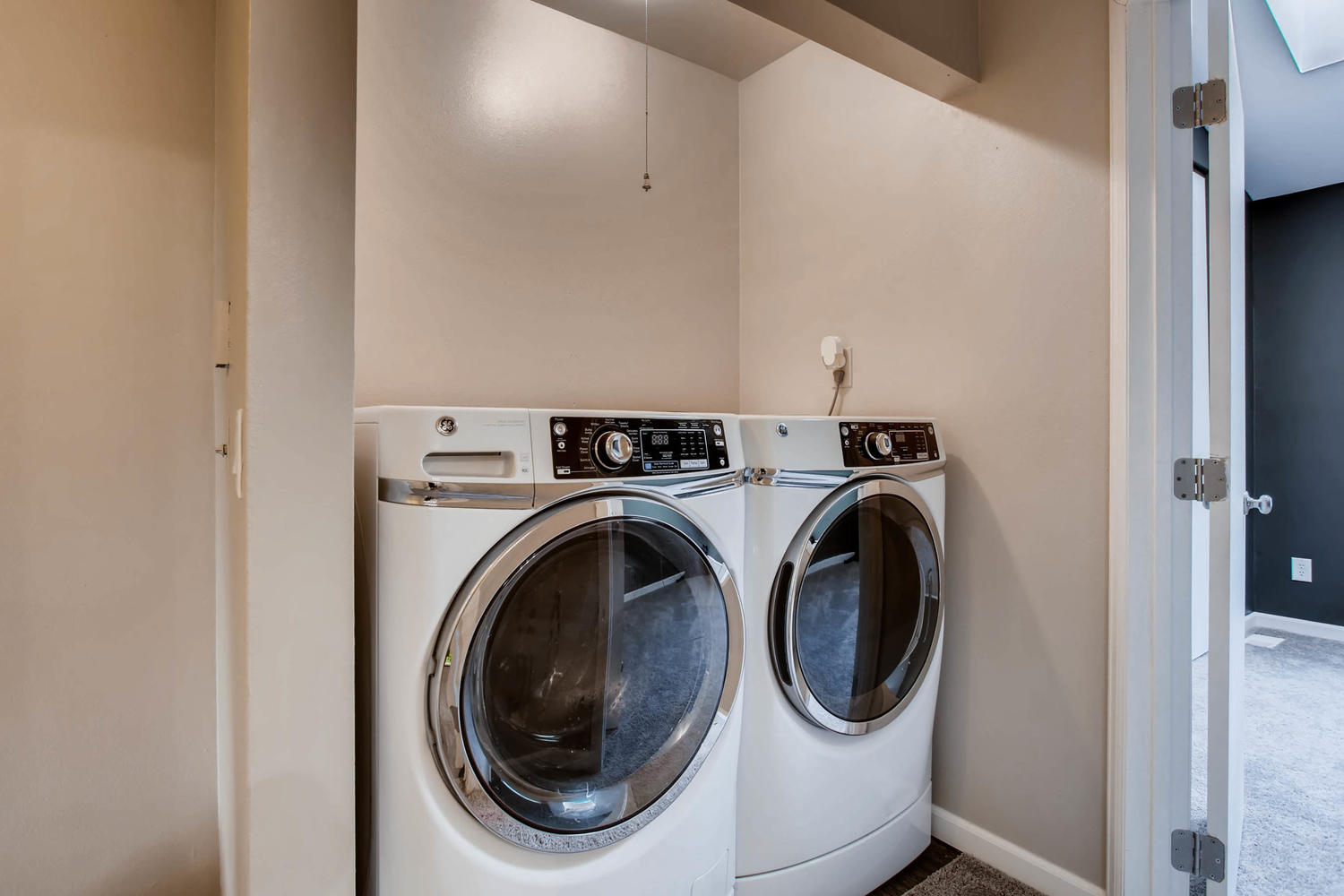 1811 S Quebec Way Unit 224-large-010-7-2nd Floor Laundry Room-1500x1000-72dpi.jpg