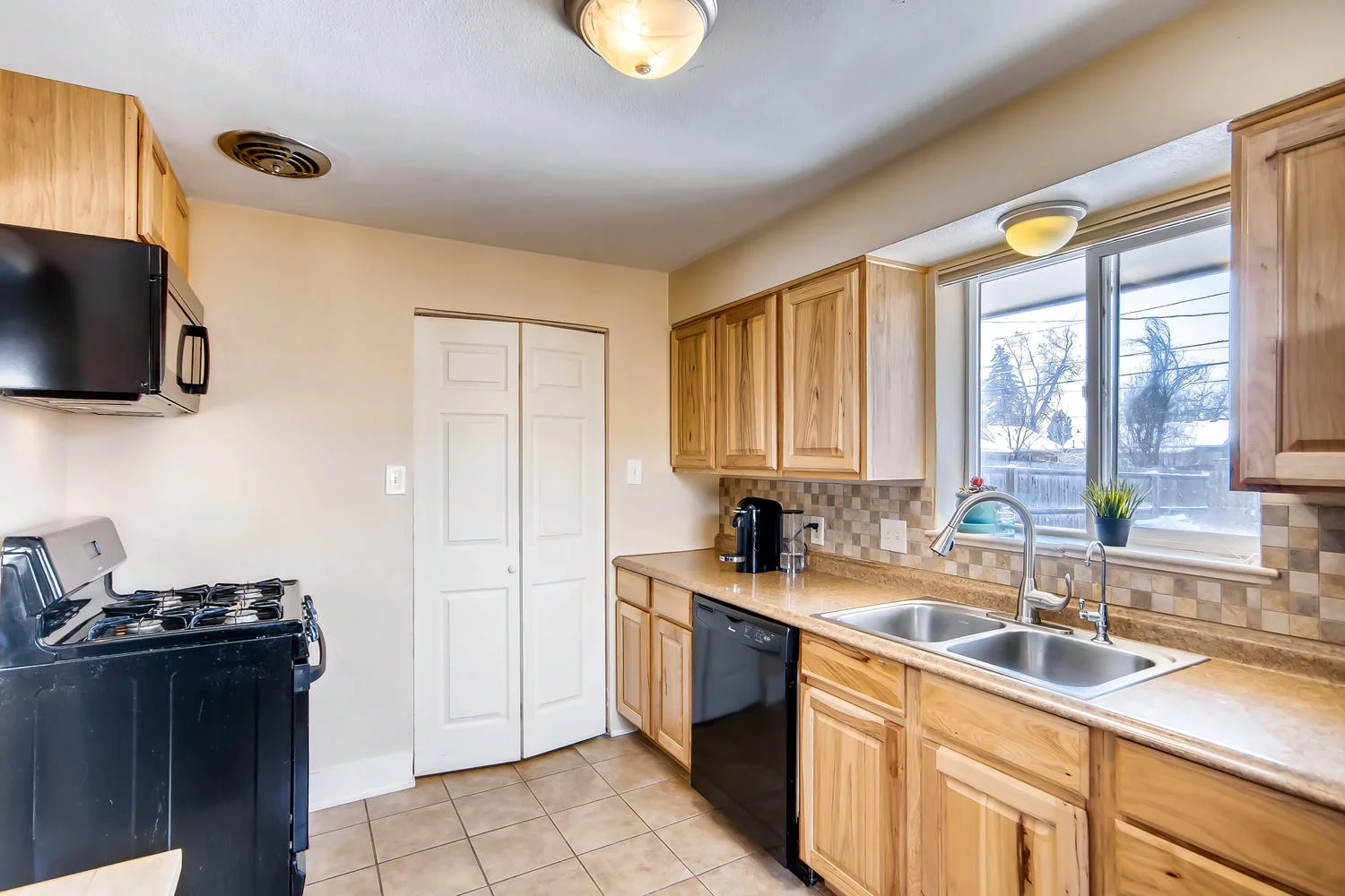 3331 Monroe St Denver CO 80205-large-013-10-Kitchen-1500x1000-72dpi.jpg