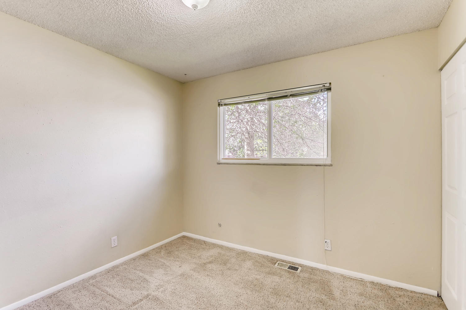 5501 Altura St Denver CO 80239-large-015-21-Bedroom-1500x998-72dpi.jpg