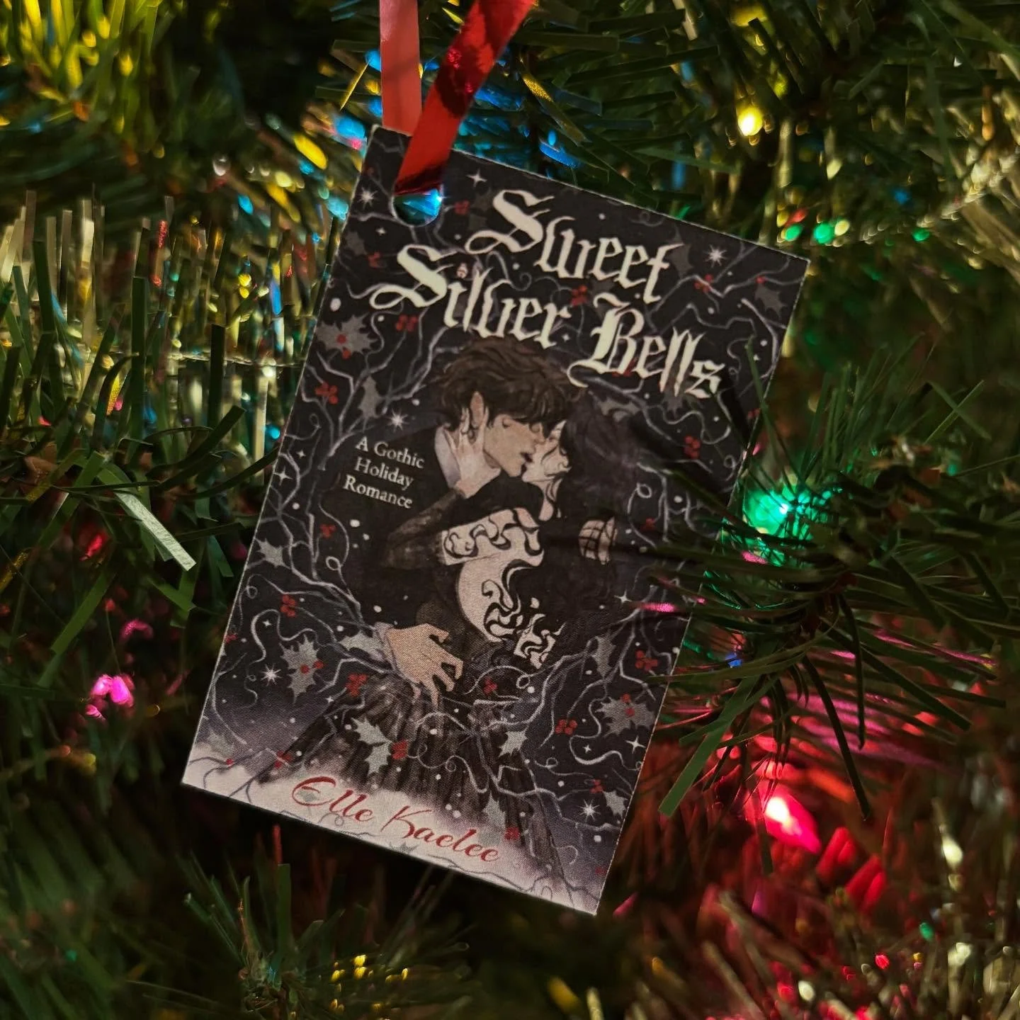 ✨DAY 4 of #25DaysOfHolidayRomance✨

Sweet Silver Bells by @ellekaeleeauthor 🤩

254 Pages / $3.99 or Kindle Unlimited 

SUMMARY: She was made of magic and mourning. He was drowning in ghosts. In the haunted hush of Christmas, the forest brings them t