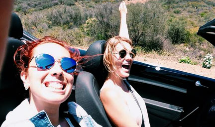 Ilia y Maddy son creativas de origen multicultural, capaces de crear campañas que interactúan con múltiples audiencias