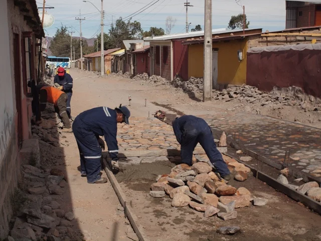 Road crew in Putre, one section a day.