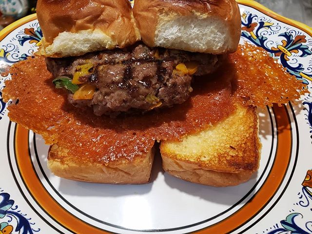 Chrispy Cheese Grilled Burgers with Hawaiian sweet bread ##hawaii #hawaiiansweetbread #chef #cheese #burger #wine #wine #bravotopchef #foodnetwork #nycfood #food #wine