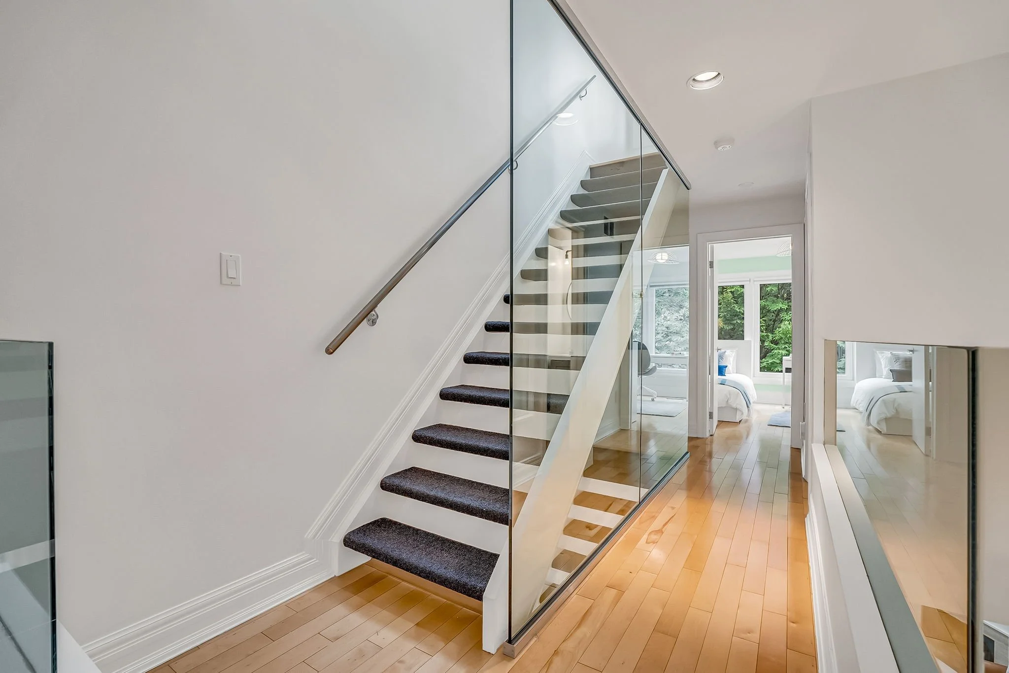 22-web-or-mls-22_2nd floor hallway-2.jpg