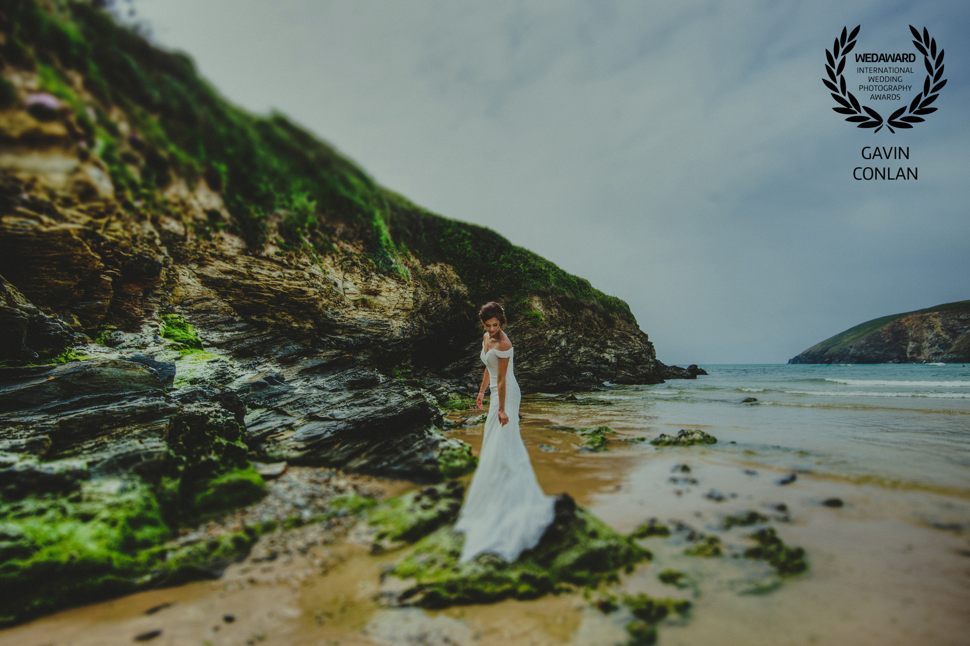 destination-wedding-portrait-mawgan-porth-beach-cornwall-gavin-conlan-photography-wedaward