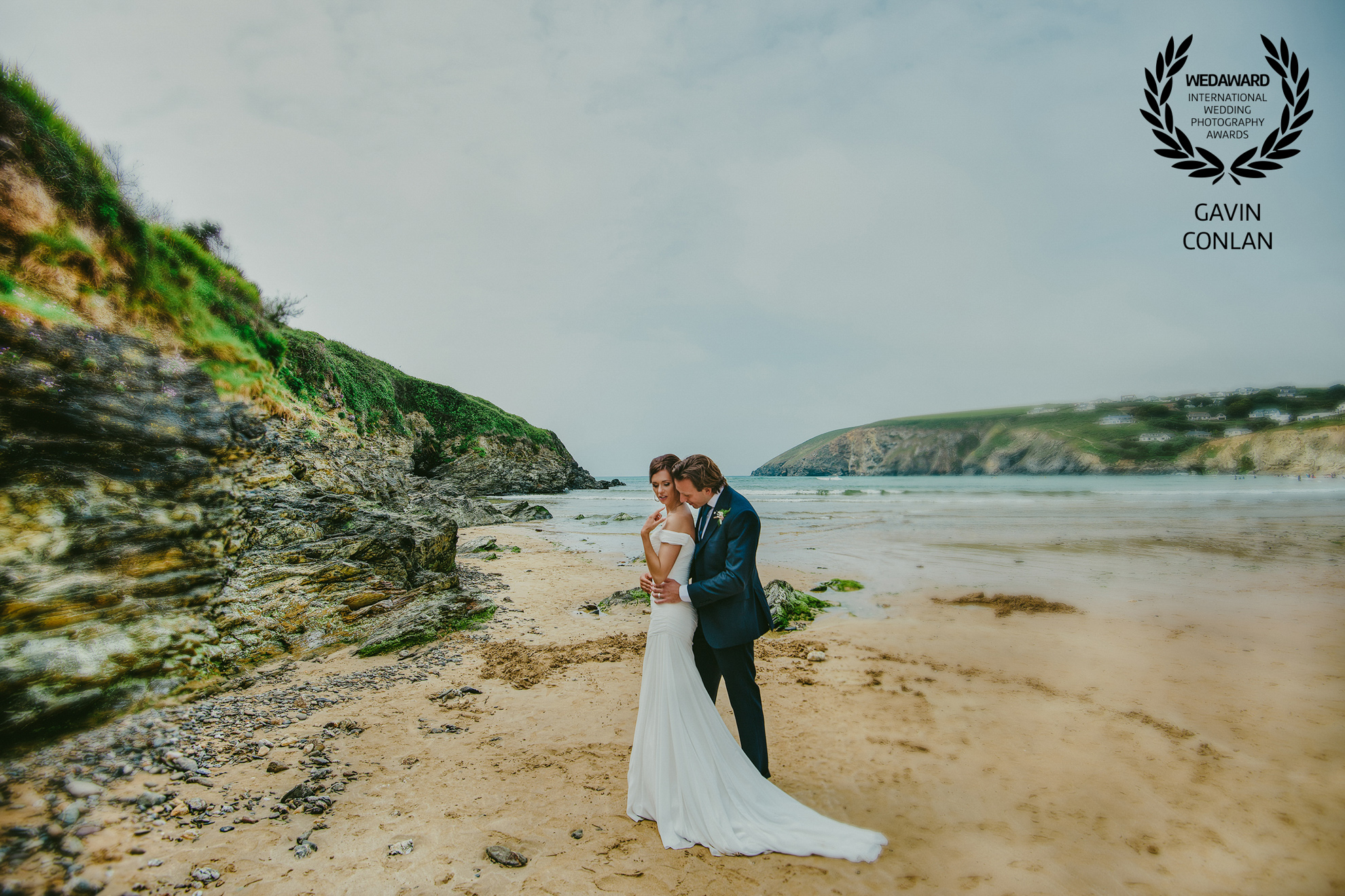 destination-wedding-portrait-mawgan-porth-beach-cornwall-gavin-conlan-photography-wedaward-02