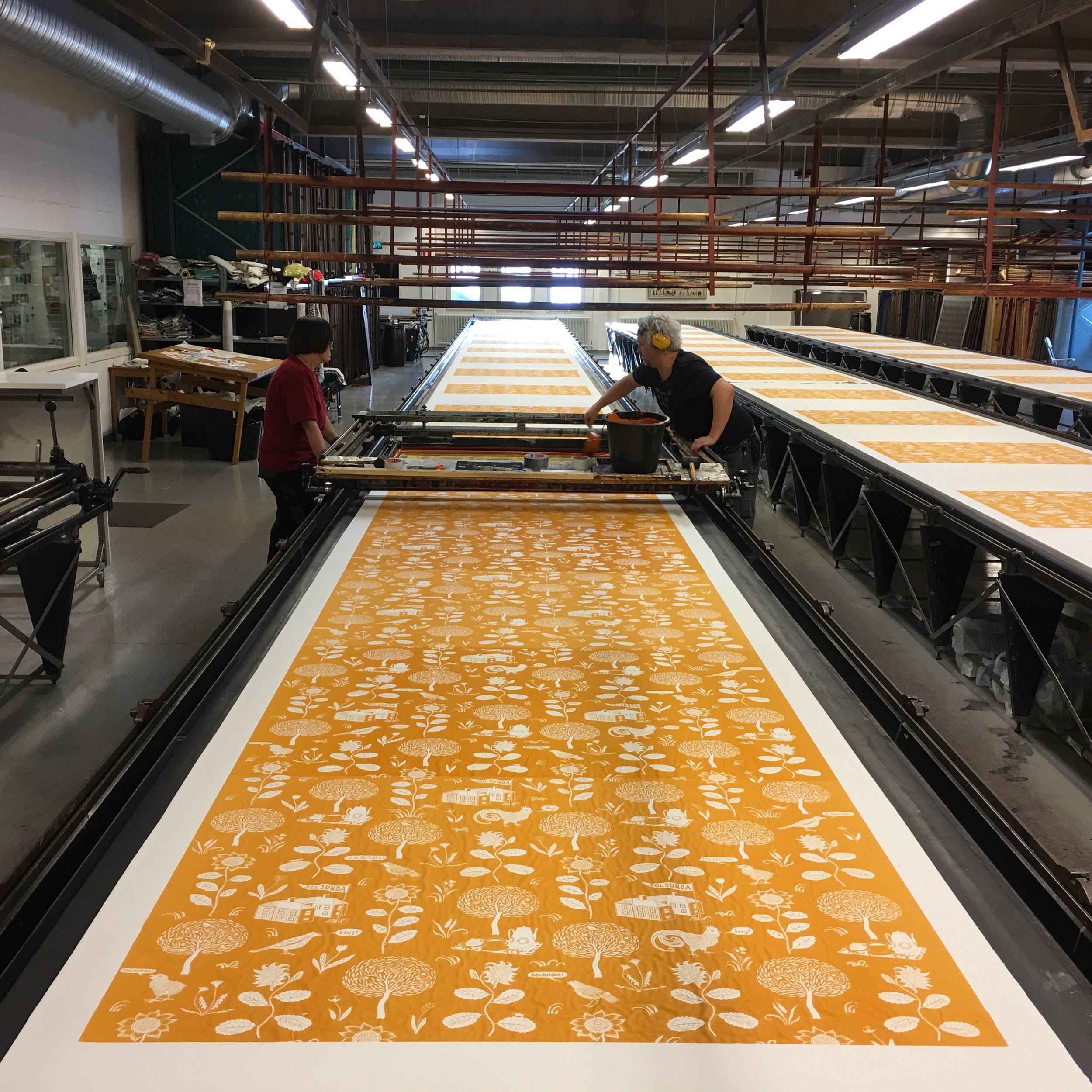  Solsundas tyg växer fram hos Frösö Handtryck. 