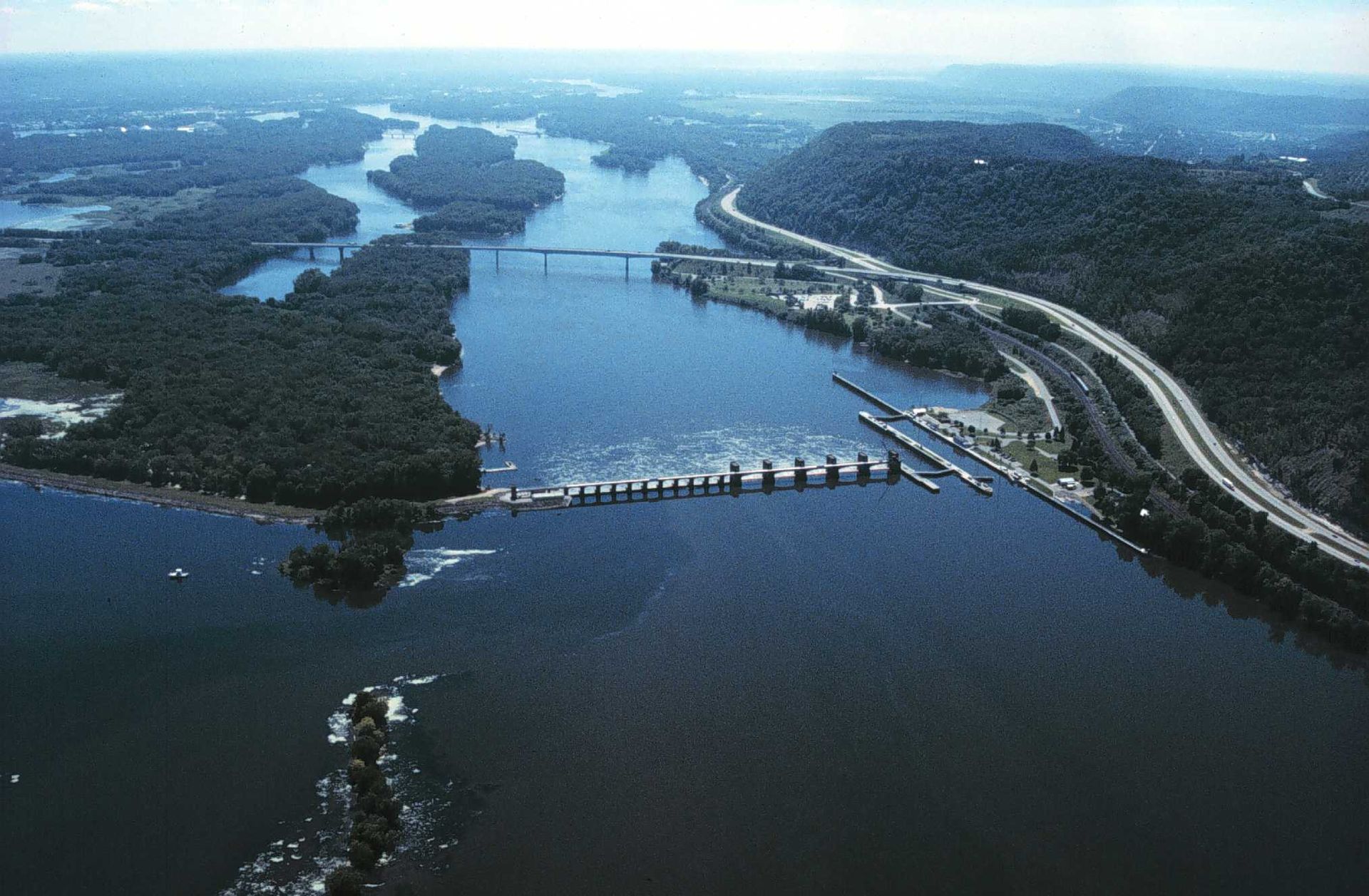 Mississippi_River_Lock_and_Dam_number_7.jpg