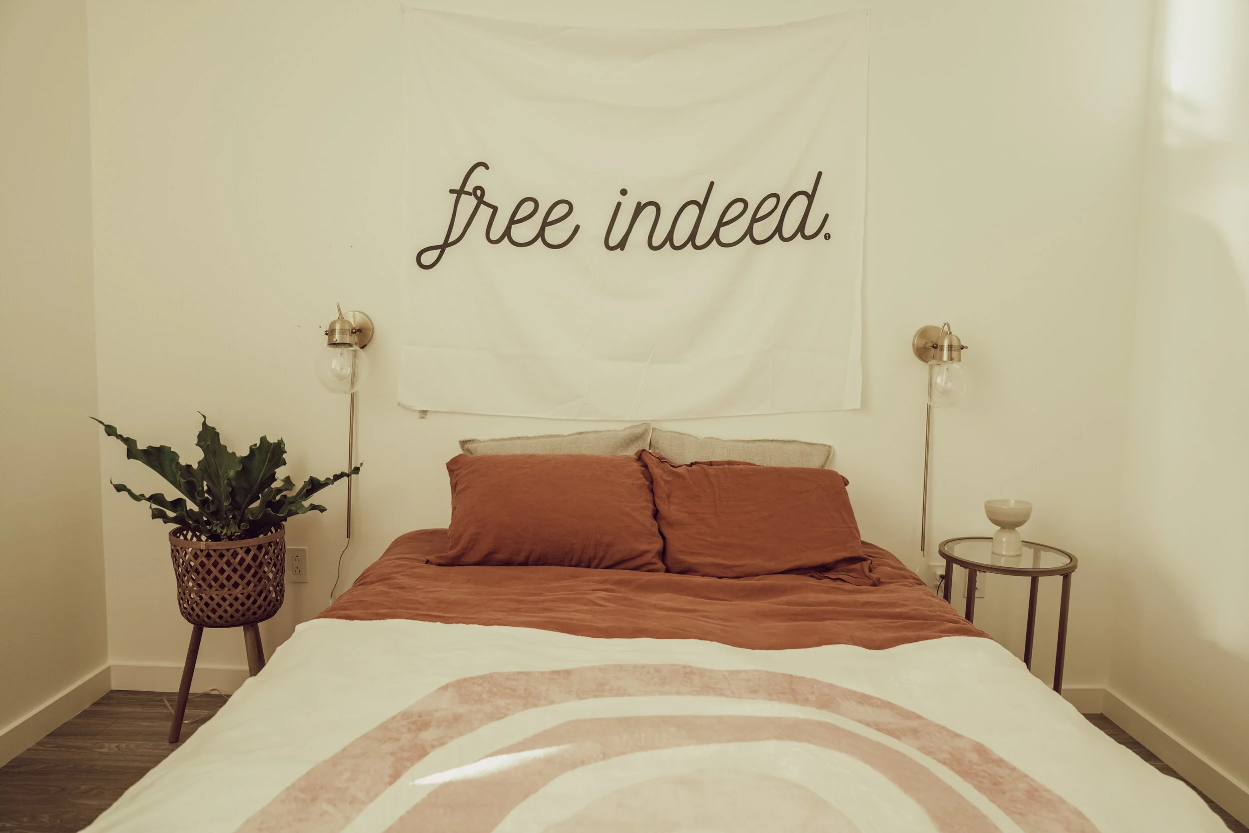 Decorating Mom's Apartment with Minimalist Prints!