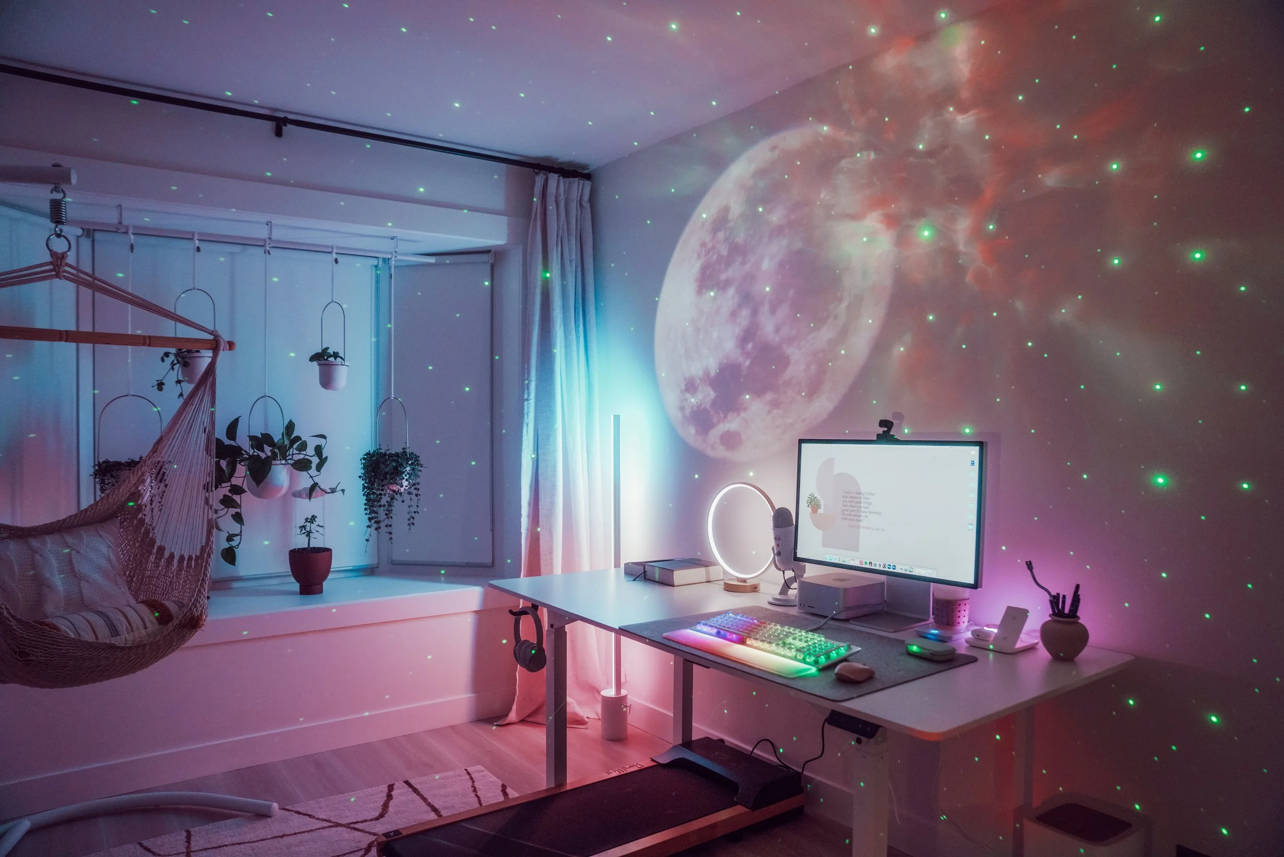 Girl and The Word - How to Create an Aesthetic & Organized Workspace!