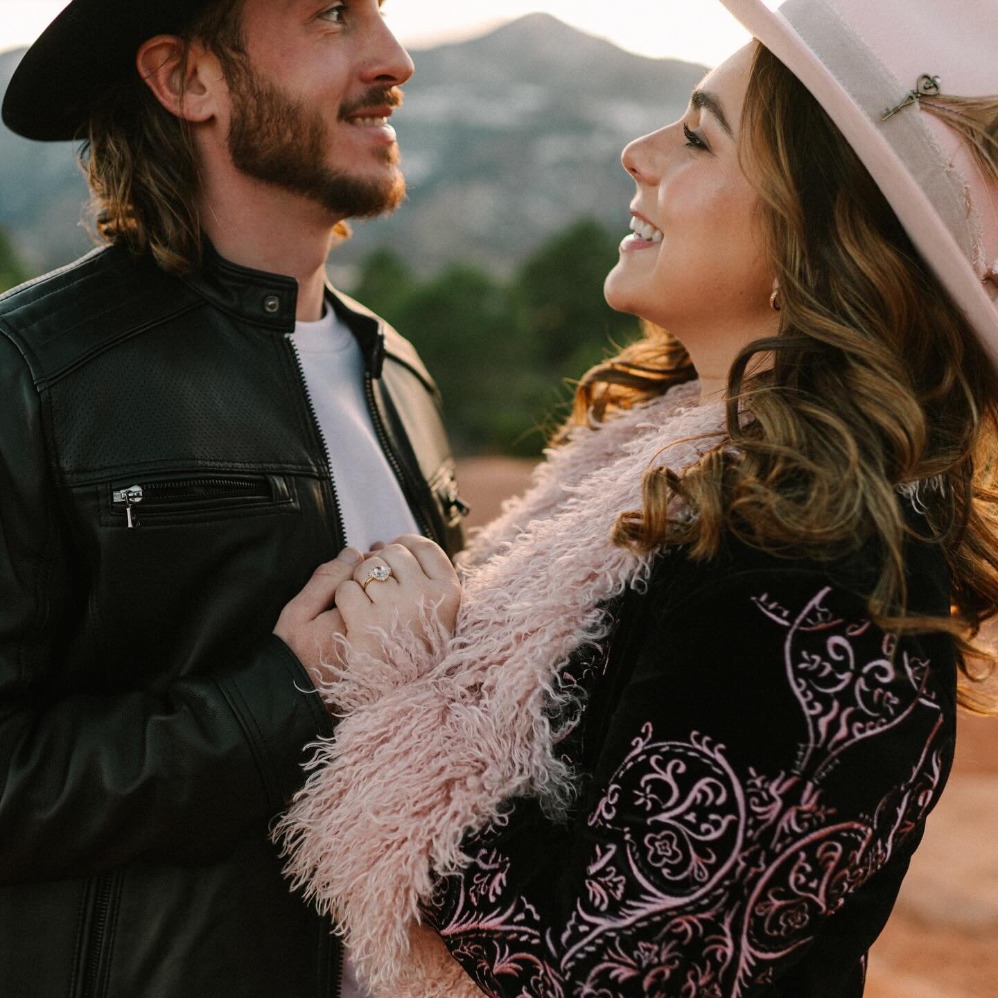 More hats the better, where my hat people at?! 🤗 I almost don&rsquo;t recognize myself without a hat these days. Sun protection + it makes any outfit level up and maybe it hides unwashed hair but don&rsquo;t ask me ☺️
.
Editing this engagement sessi