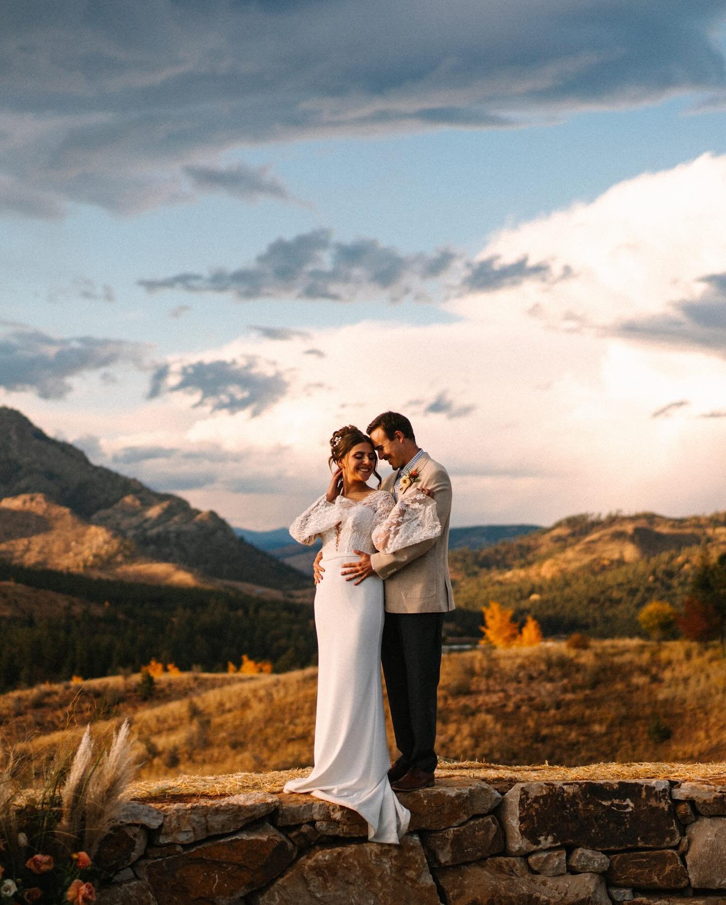 Not sure where to book your 2024/2025 wedding? @pikespeakranch is the newest venue to hit Colorado and the coolest couple owns it. Their vibes can&rsquo;t be beat and the views are like the wild wild west 😎😍&hearts;️
.
Photos from our styled shoot 