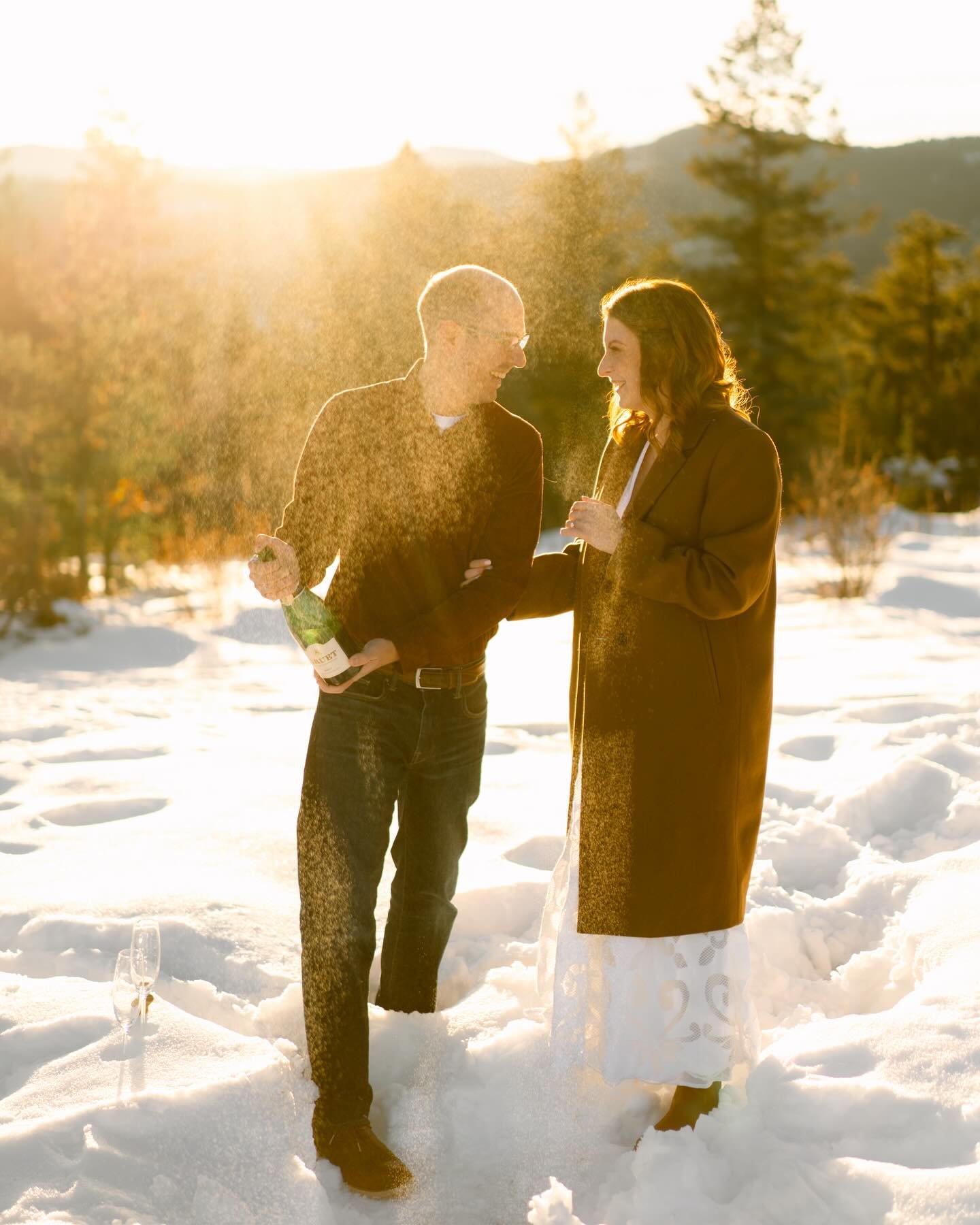I always leave Colorado before the snow comes, but it came early this year and I was SO HAPPY 😍 shooting in the snow is such a treat for me!
.
After a very hot summer shooting weddings a cold session was what the doctor ordered 🙃
.
Will miss you De