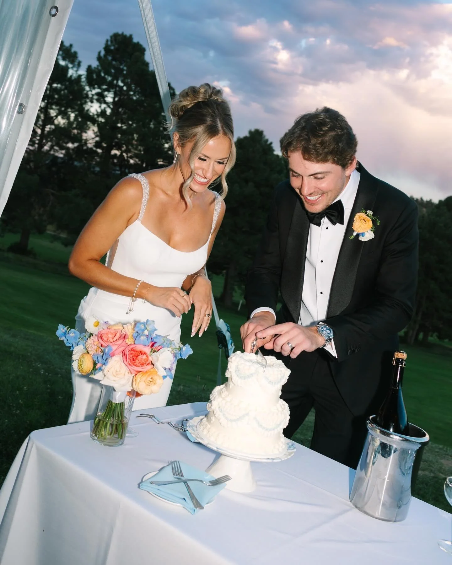 Colorful + classy couple coming in hot 🔥@arrowheadcoloradoevents 

Hannah &amp; Spencer what a dream wedding 😍 so many incredible vendors came together to make this dreamy full of color wedding pop. Shout of to @touchofblissevents &hearts;️

Photos