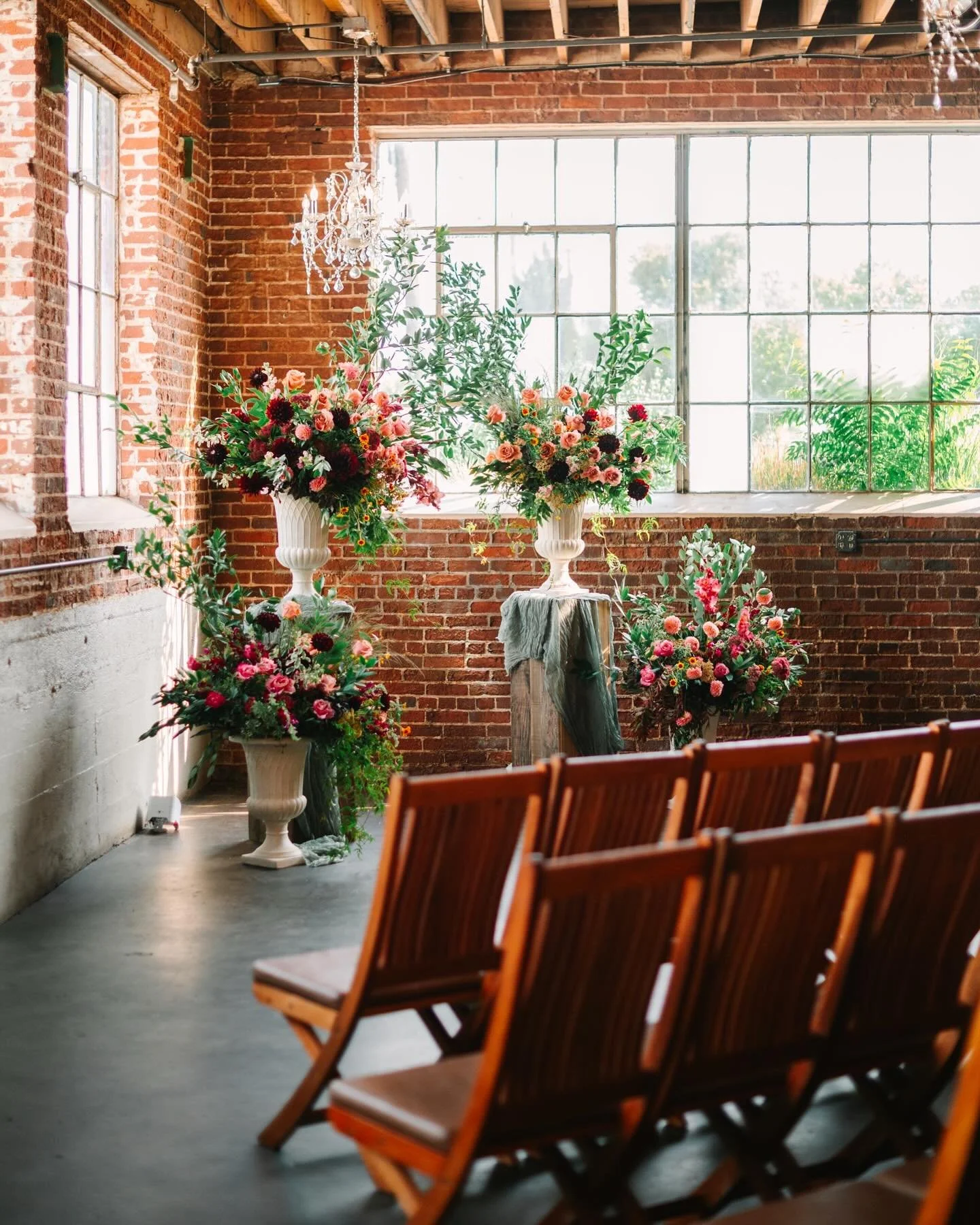 The florals and design for Taylor &amp; Dillon&rsquo;s wedding @mossdenver was so stunning. I couldn&rsquo;t help but make most of their previews the florals created by @yarrowandspruce , sorry not sorry 😍

Shout out to @table6productions always put