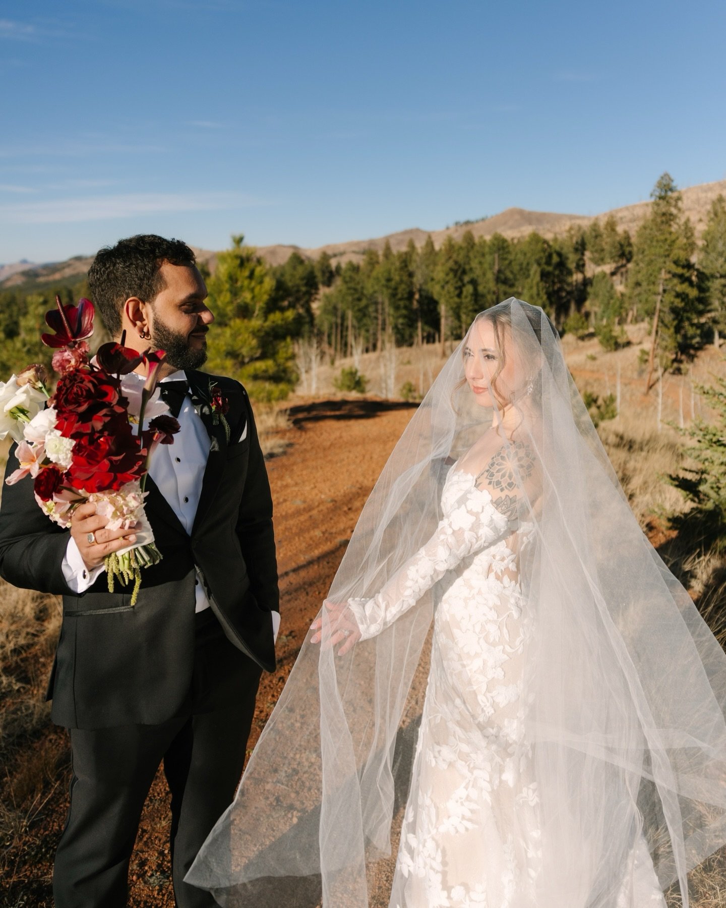 Pomegranates as wedding decor I think yes &hearts;️

Photos at one of my favorites @pikespeakranch photographed by associate Makenzie