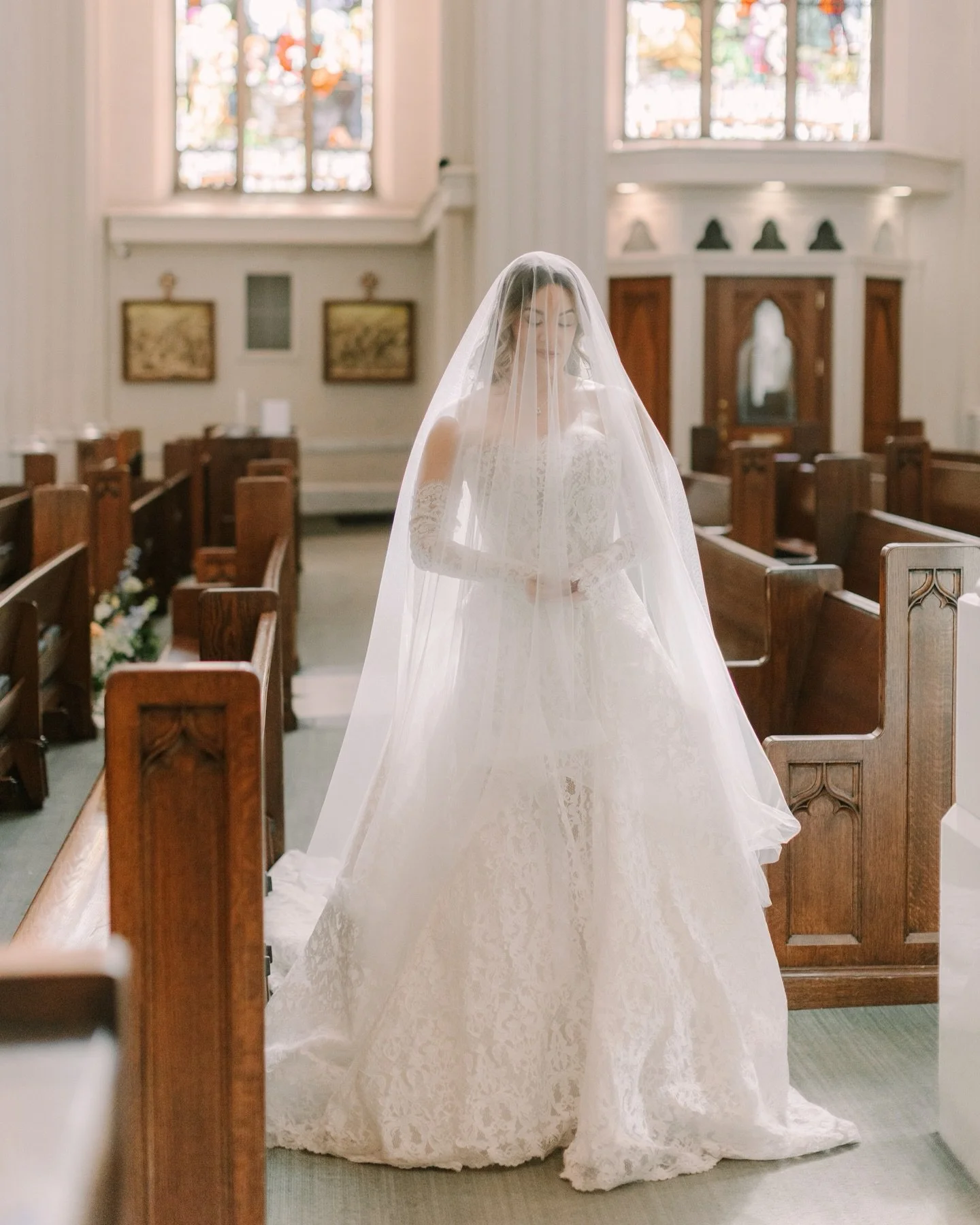 Morning weddings for the win @denverbotanic and the stunning Denver Cathedral Basilica 😍

The 2026 wedding season has arrived which means now - November we are super busy over here taking photos and eating cake 🙃

Planning by the amazing @fourocloc