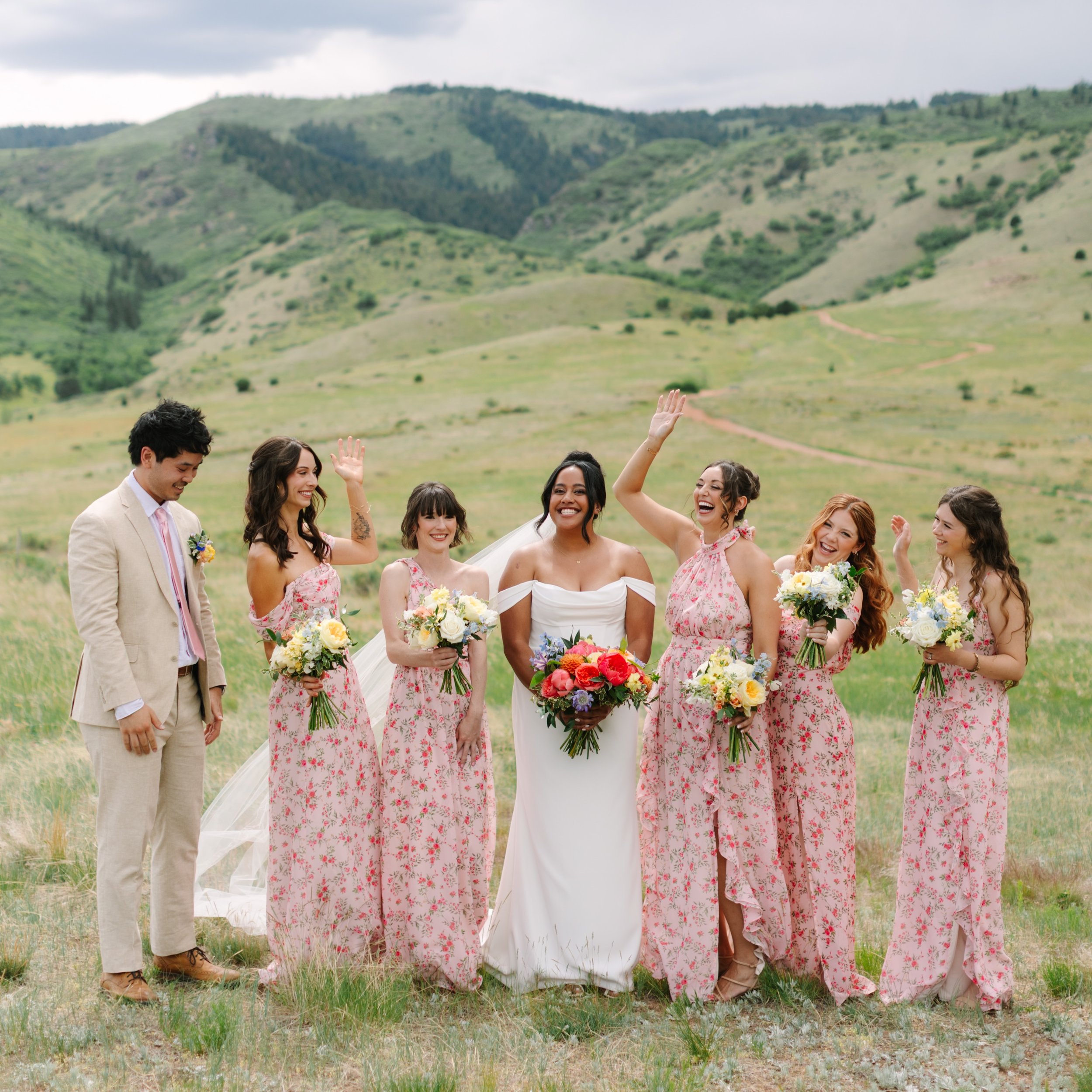 Floral dresses + colorful florals yes and yes 😍

Color makes my heart so happy. Give me the rainbow and I promise I won&rsquo;t desaturate the colors 🌈 

Forever enjoying our wedding seasons at @themanorhouseco &hearts;️

Photos by our amazing asso