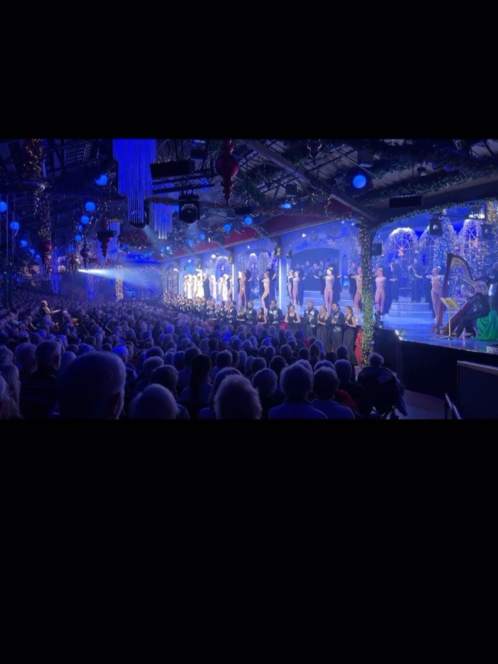 My Christmas Showgirl Era 🎄🎅 @thursfordchristmasspectacular 

#lifeofashowgirl #harpist #thursford #thursfordchristmasspectacular #showbusiness