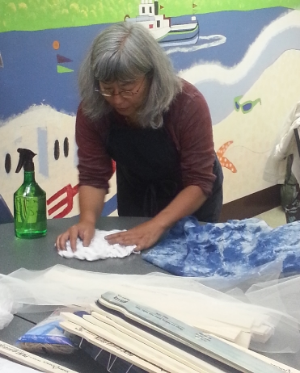 Kathy shows us how to create a Nigerian Shibori effect.