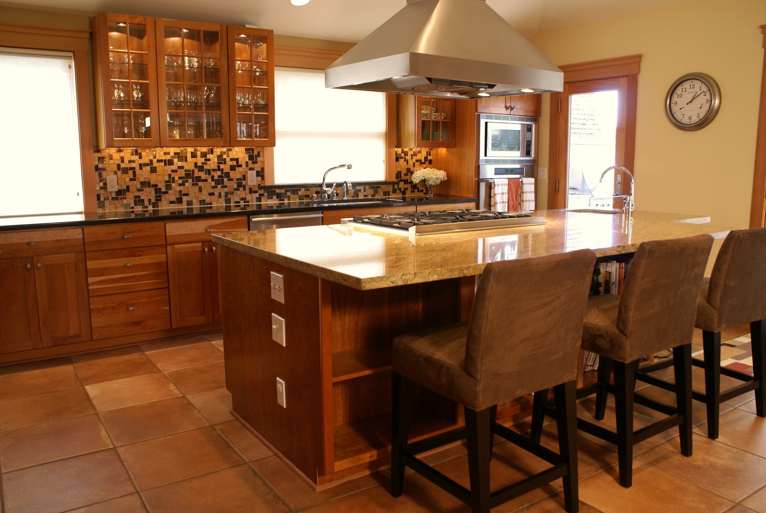 new furniture, countertop and backsplash(1).JPG