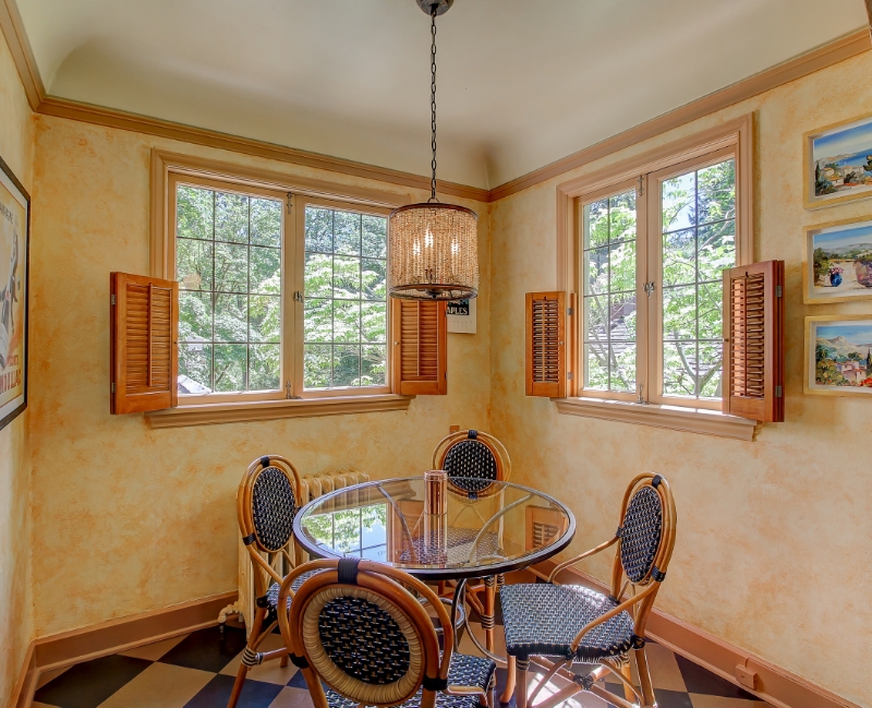Kitchen Eating Area