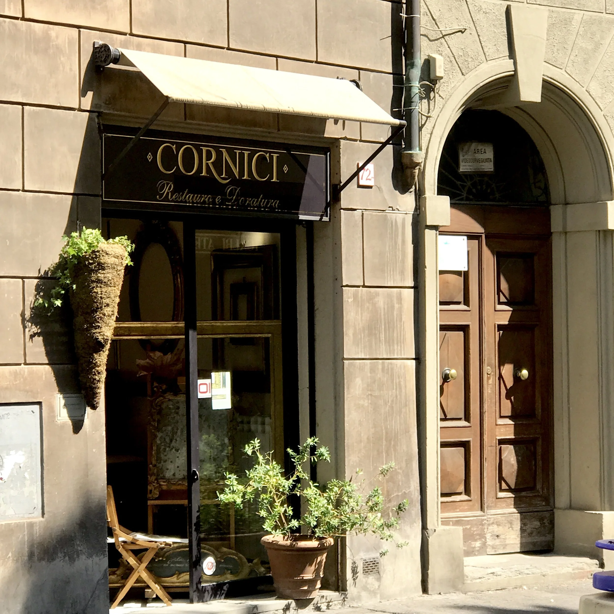 An art restoration business on via Romana