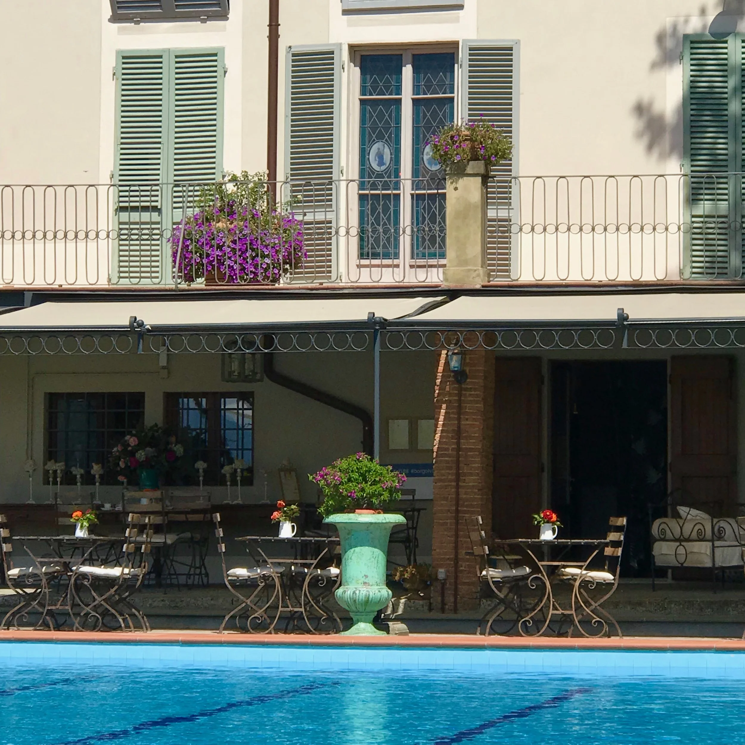 The pool and restaurant at Borgo i Vicelli.