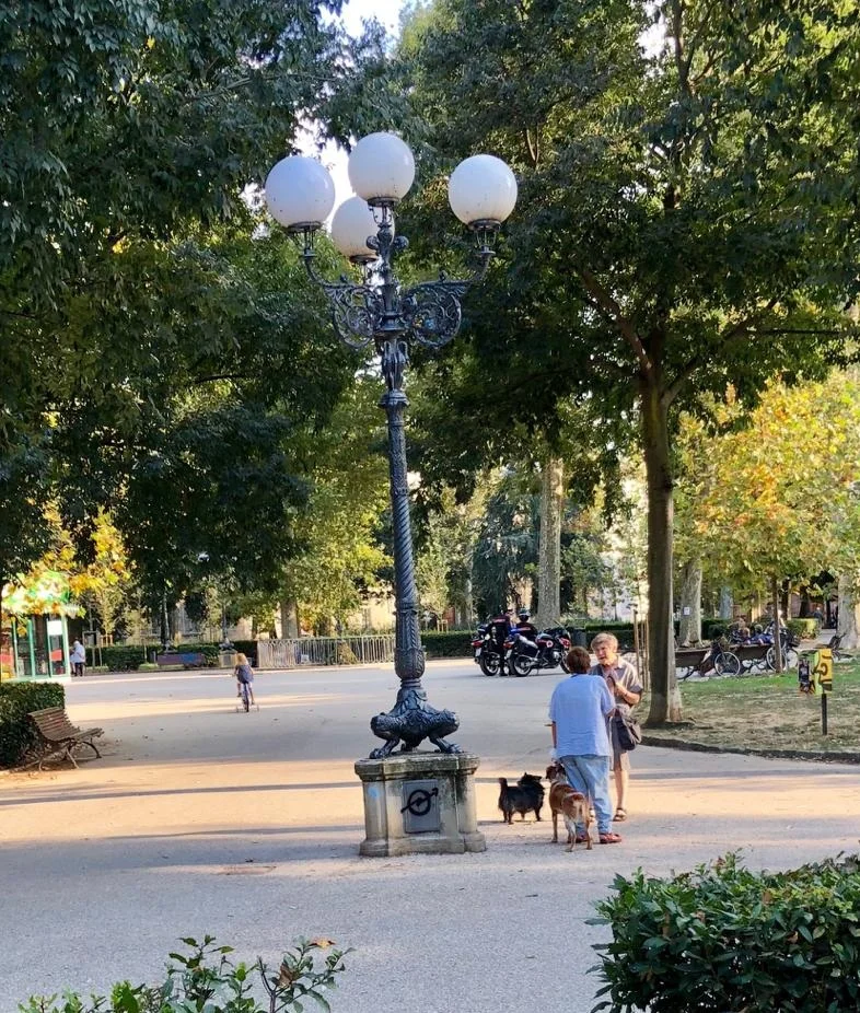 A normal quiet day in il giardino of Piazza D’Azeglio, with the fountain in the distance
