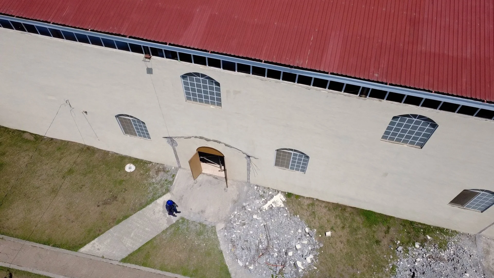 Hoy se terminan de retirar tragaluces