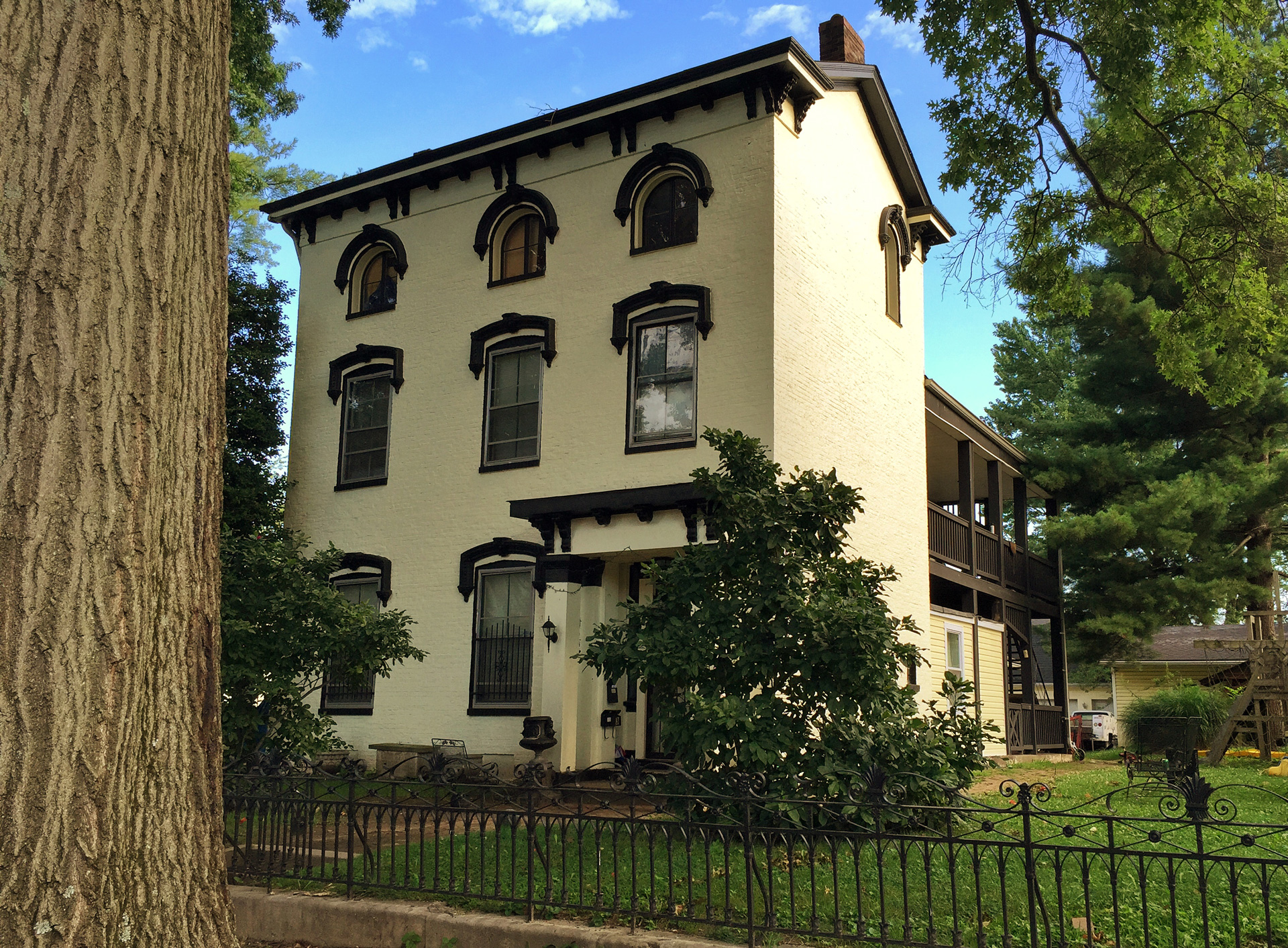 Antebellum Mansion, Northwestern Parkway