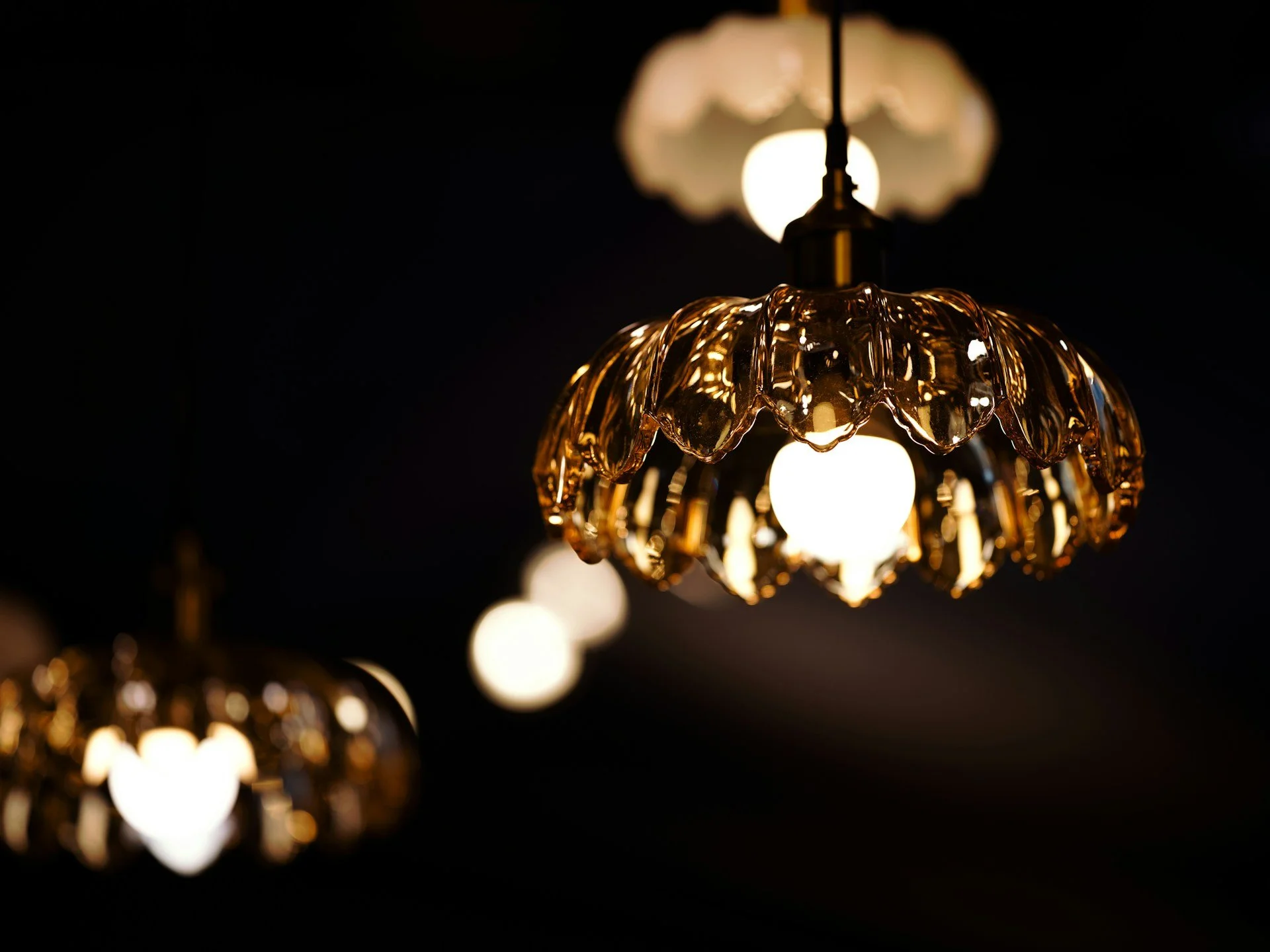 Custom Glass Lighting Guide for Distinctive Interiors