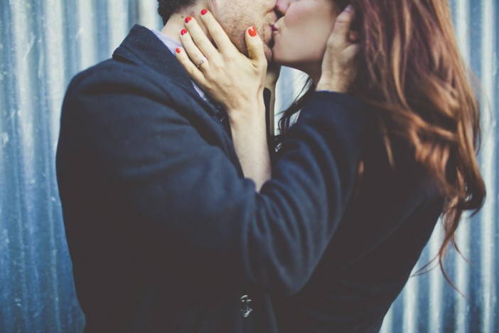 kiss-engagement-photos-702x468.jpg