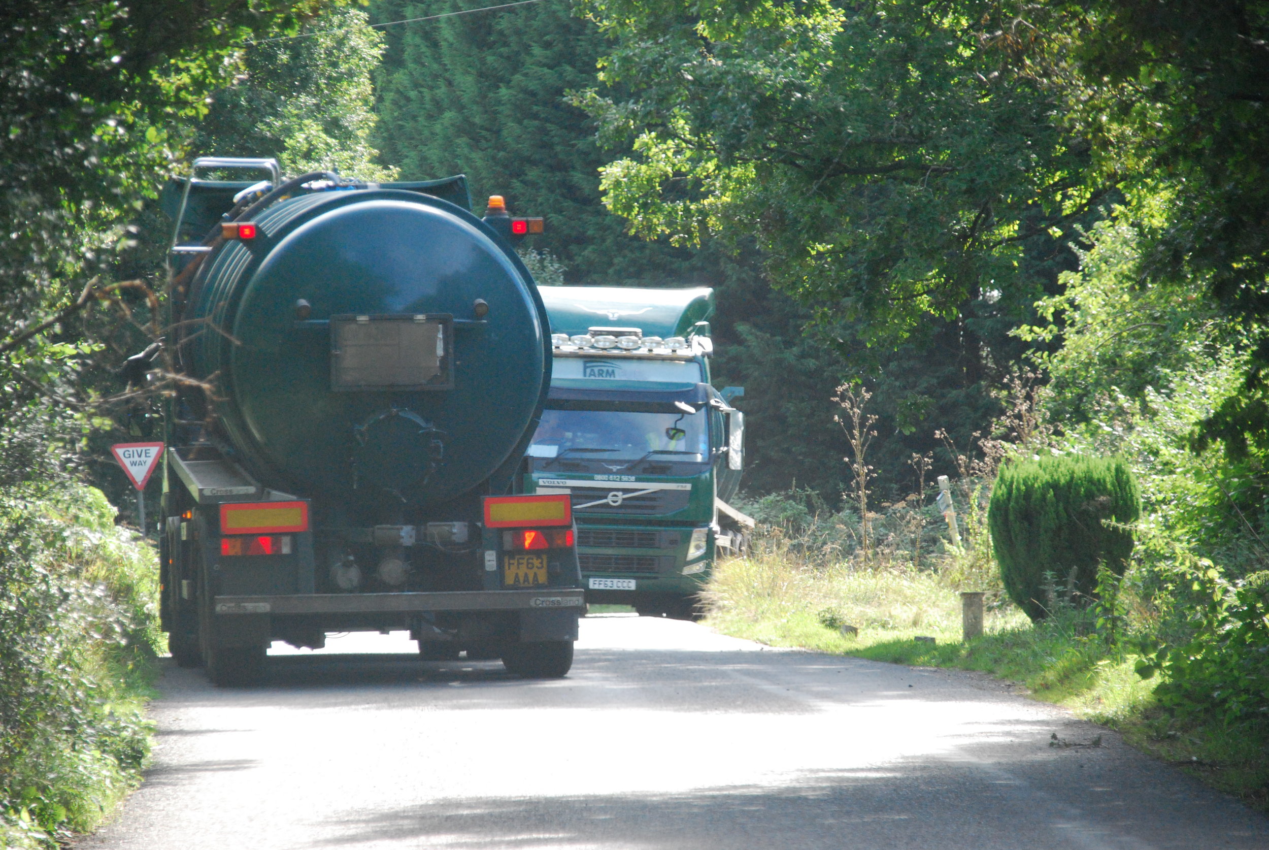 The photo below shows the scene on Foxbridge Lane 5 minutes earlier;