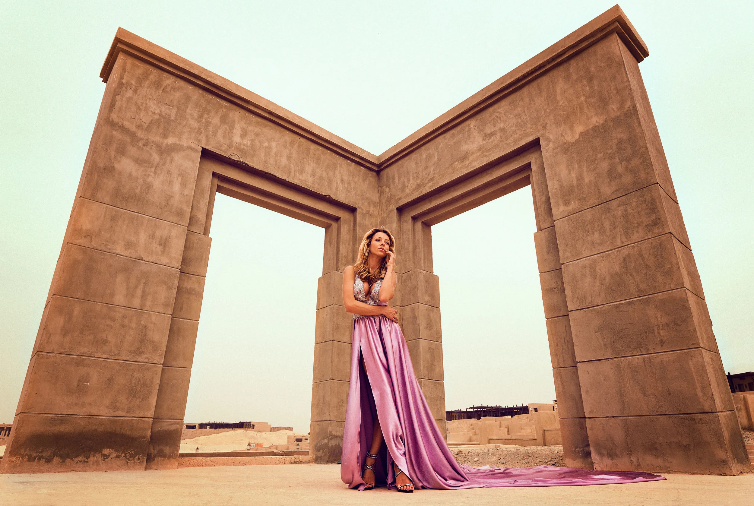 pink-dress-with-big-pillars-vingnett.jpg