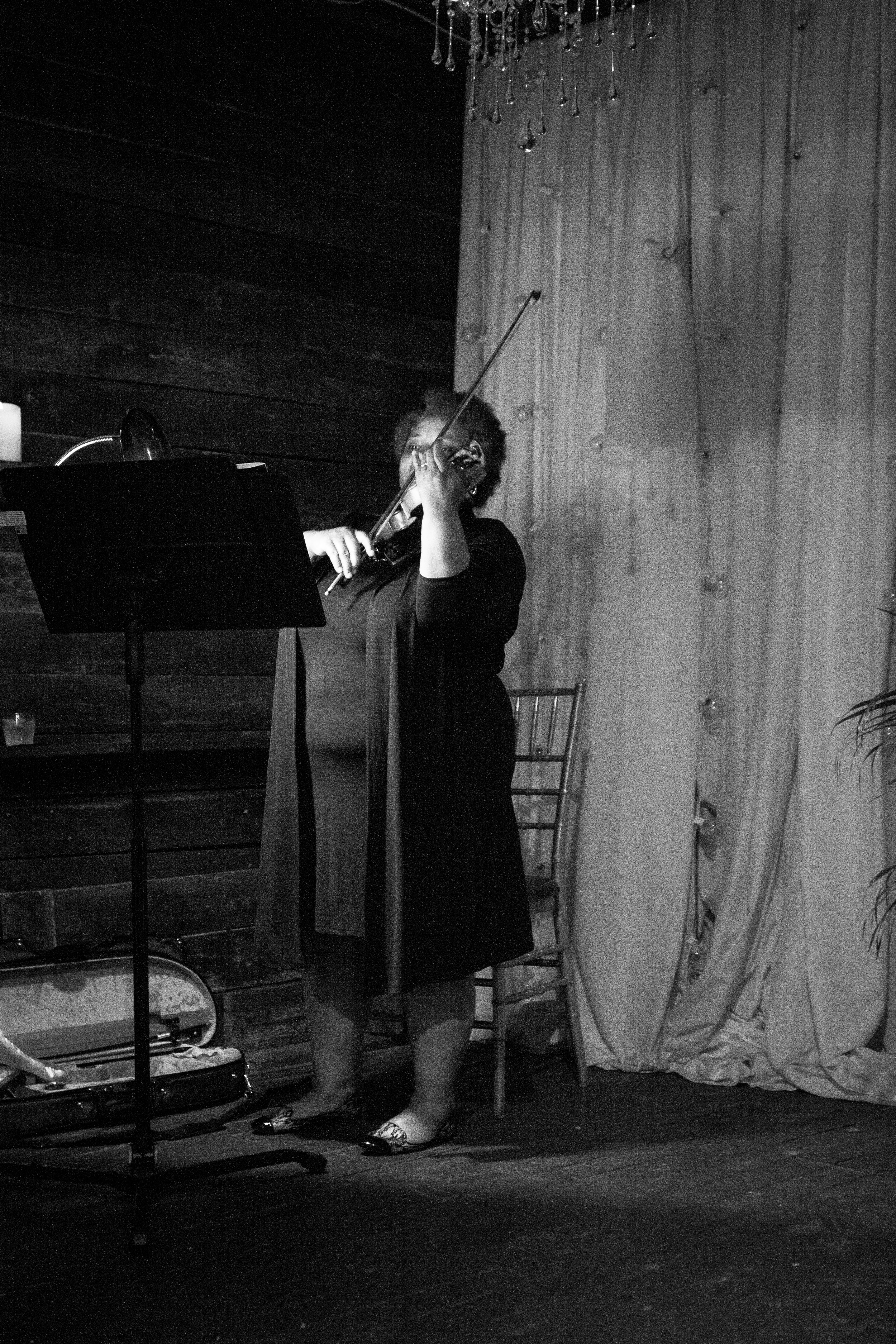 The Kyle House wedding photographer bent-lee carr fincastle, virginia violinist begins as the ceremony starts.