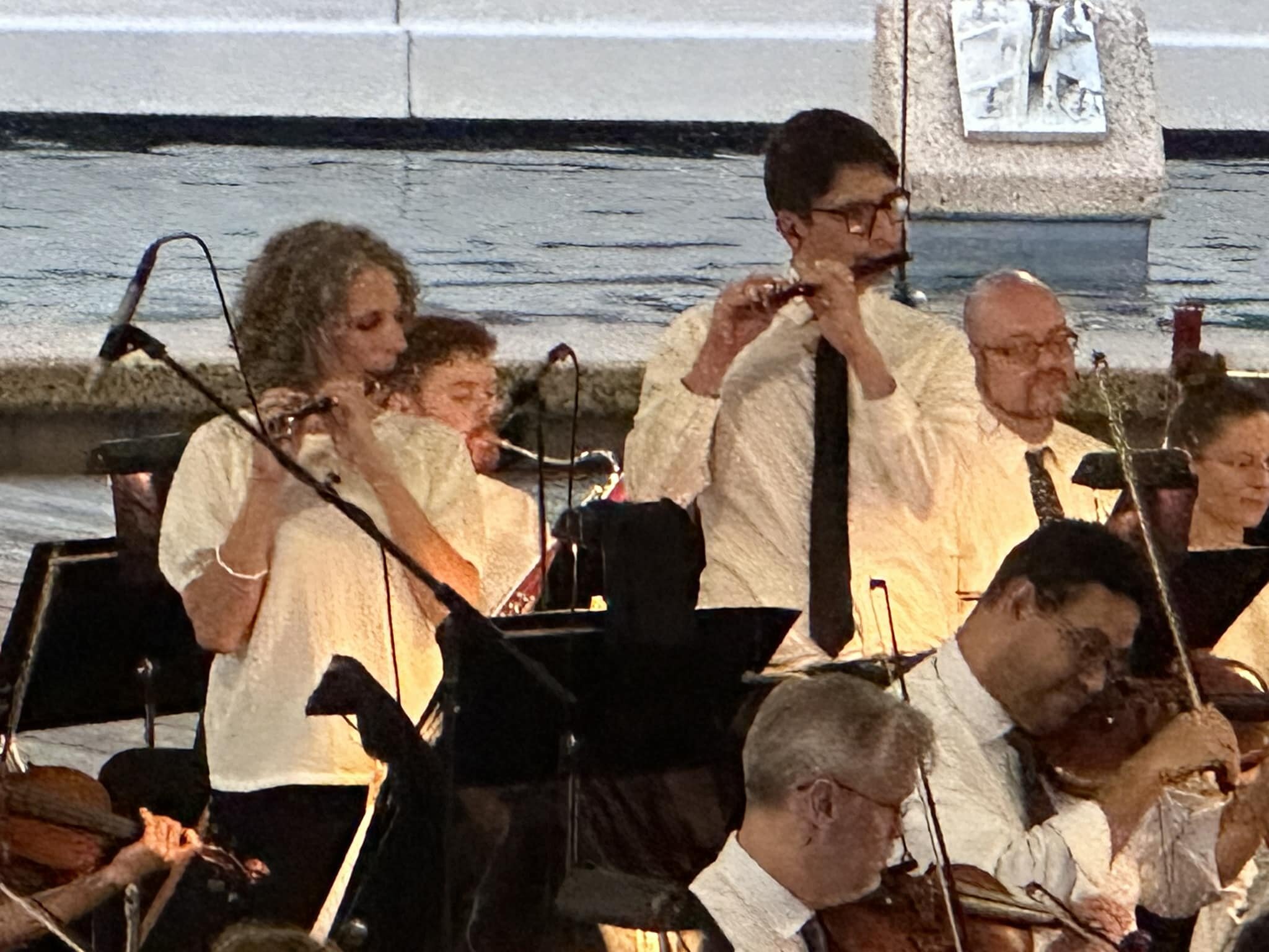 My hubby grabbed a pic during our Stars and Stripes moment last night! 😅 I was very happy to be debuting my new Mancke piccolo headjoint during these runouts. Huge thank you to Becca Smith at @fluteworldco for being so patient with me during the tri