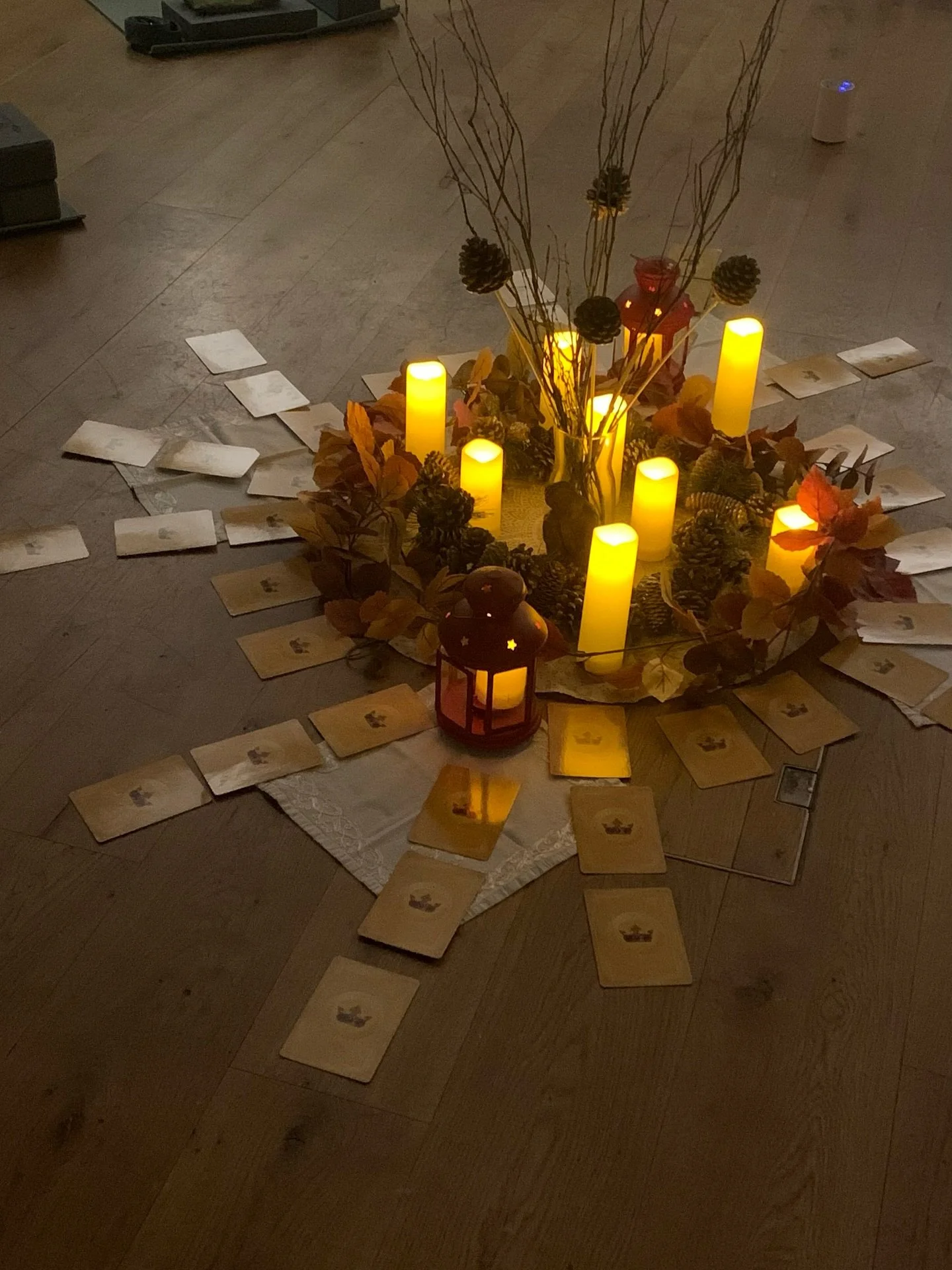 GODDESS FLOW FRIDAY 🧘&zwj;♀️ END-OF-AUTUMN 🍂 Rest, Relax, Re-set 🍂 

This full moon 🌕 wow I felt it&hellip; I&rsquo;ve felt quite overwhelmed all week! 

So we gathered beneath it and went inward, slowed down&hellip; the end-of-autumn&hellip; and