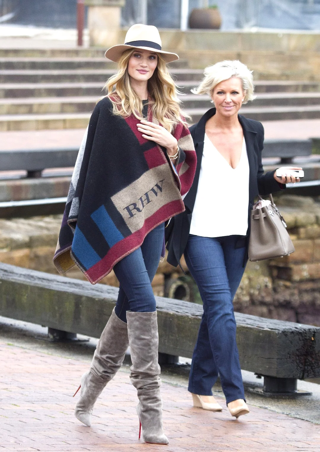 la-modella-mafia-Rosie-Huntington-Whiteley-2014-street-style-in-a-custom-initialized-Burberry-cape-2.jpg