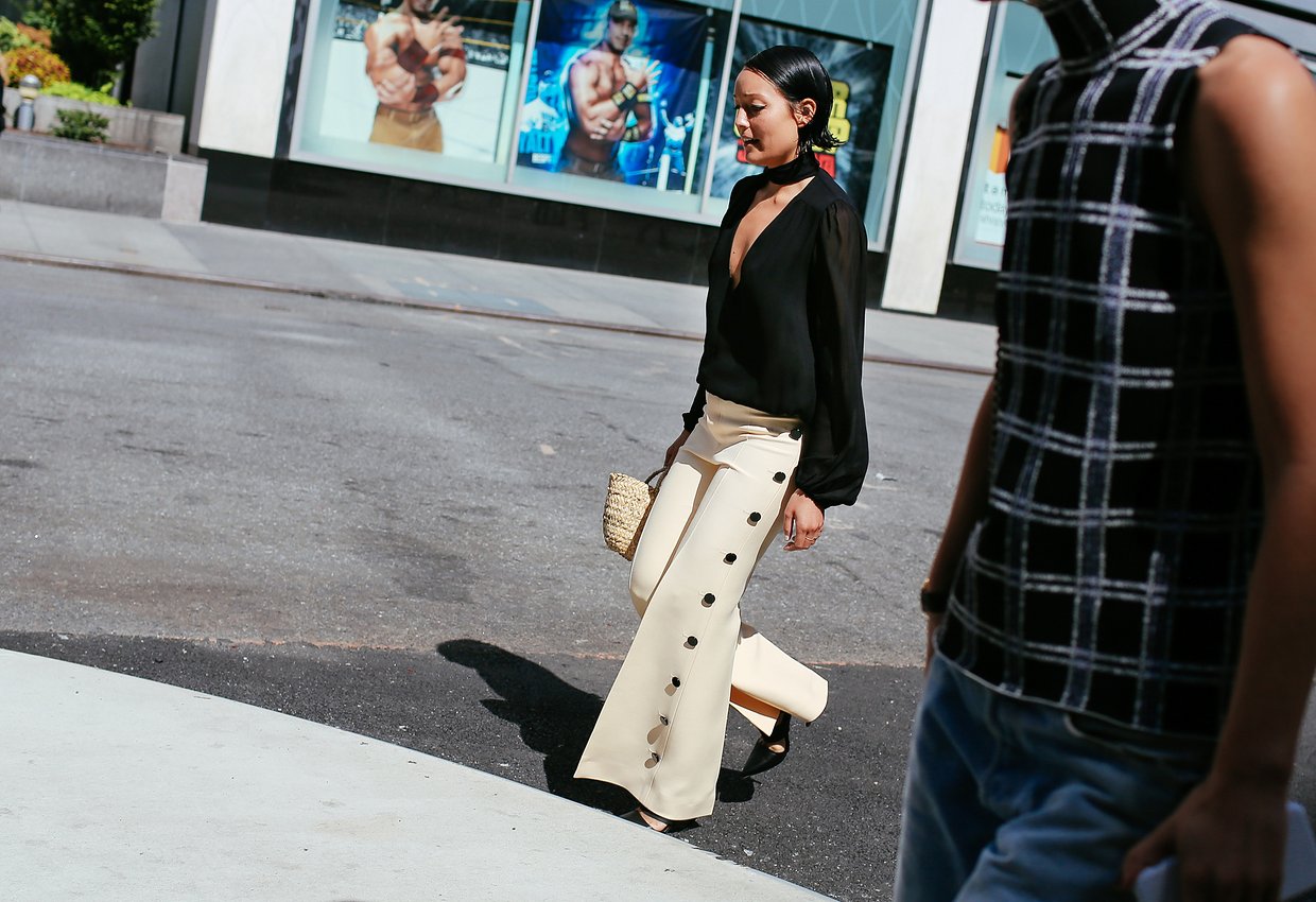 Rachael Wang'ın pantalonu Celine.
