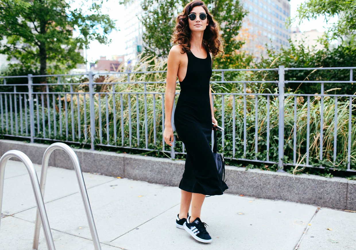 Lily Aldridge'in ayakkabıları Adidas, çantası ise Givenchy.