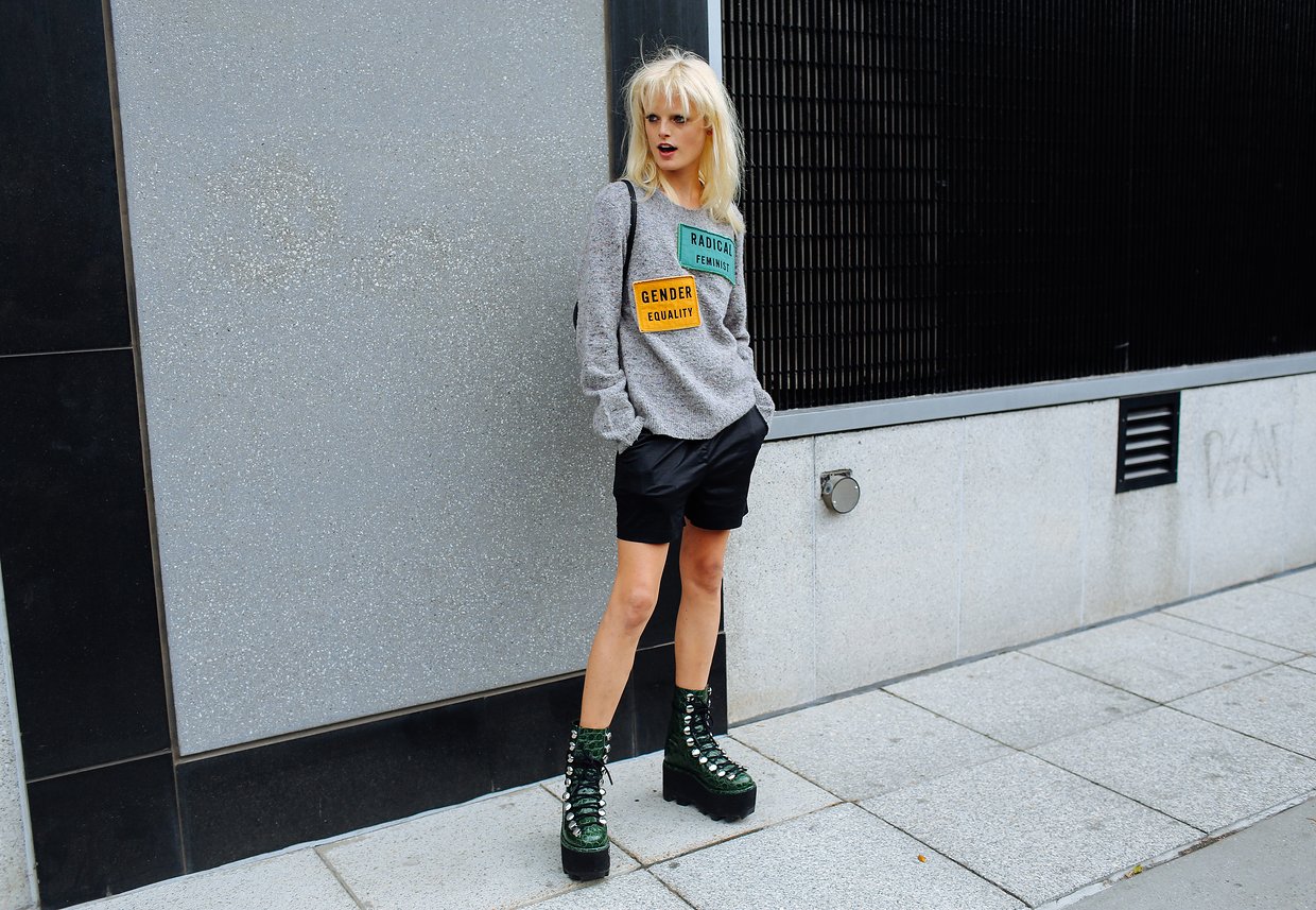 Hanne Gaby Odiele kazağını Acne Studios , botlarını ise Alexander Wang markasından almış.