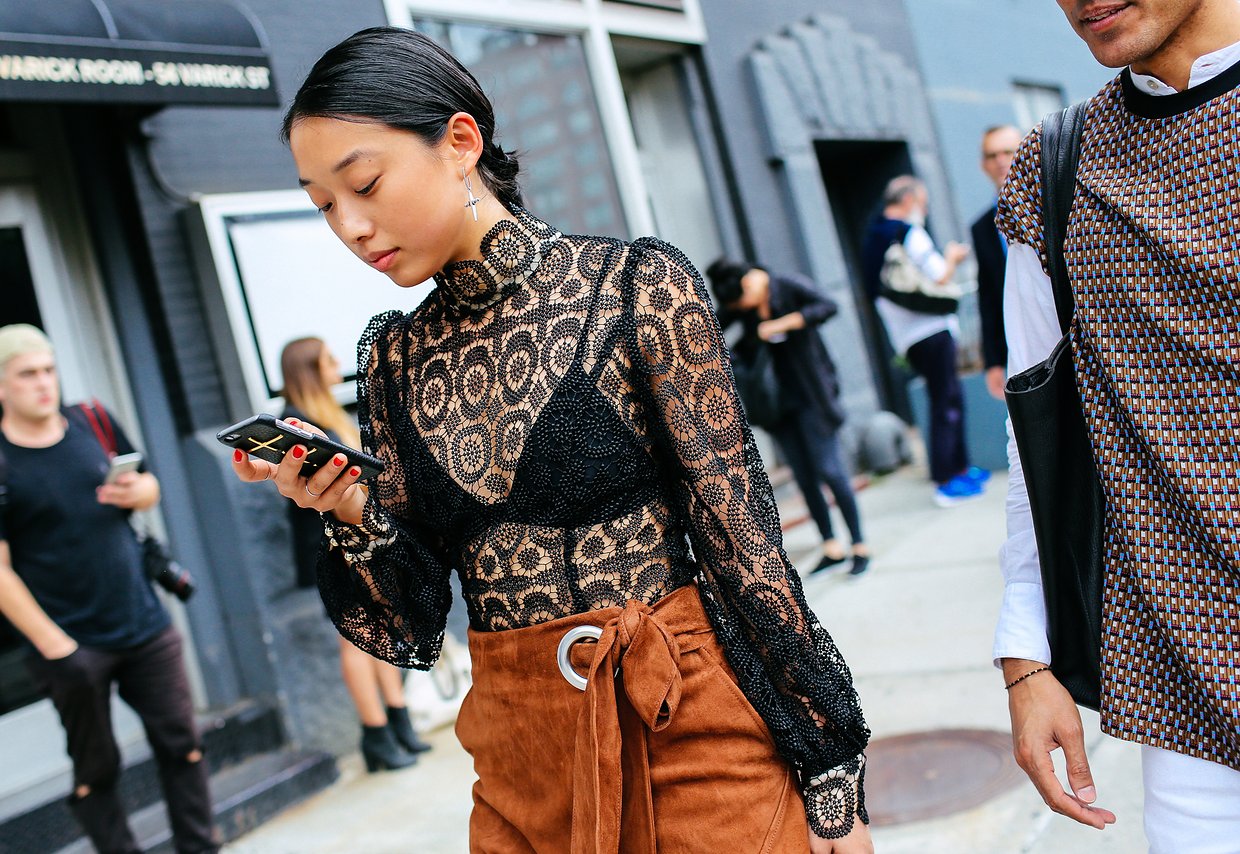Margaret Zhang'ın bluzü Zimmerman'den, eteğiise Tibi markasından.